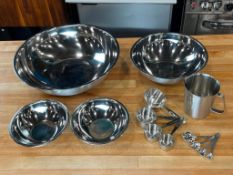 COMMERCIAL STAINLESS MIXING BOWLS, 1000ML MEASURE, CUPS/SPOONS - LOT OF 13PCS