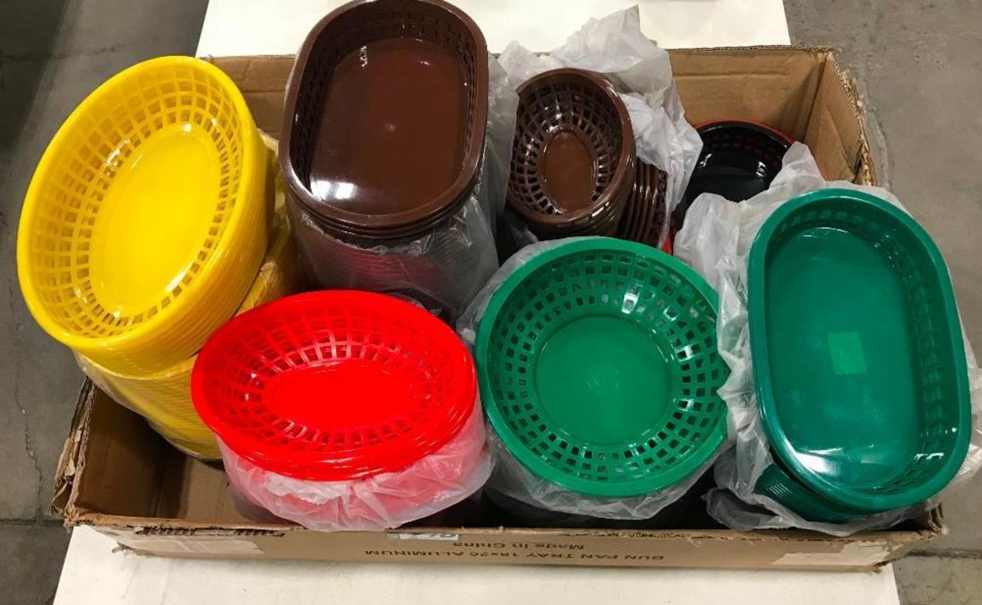 LARGE LOT OF ASSORTED SIZE & COLOR PLASTIC FOOD BASKETS - NEW