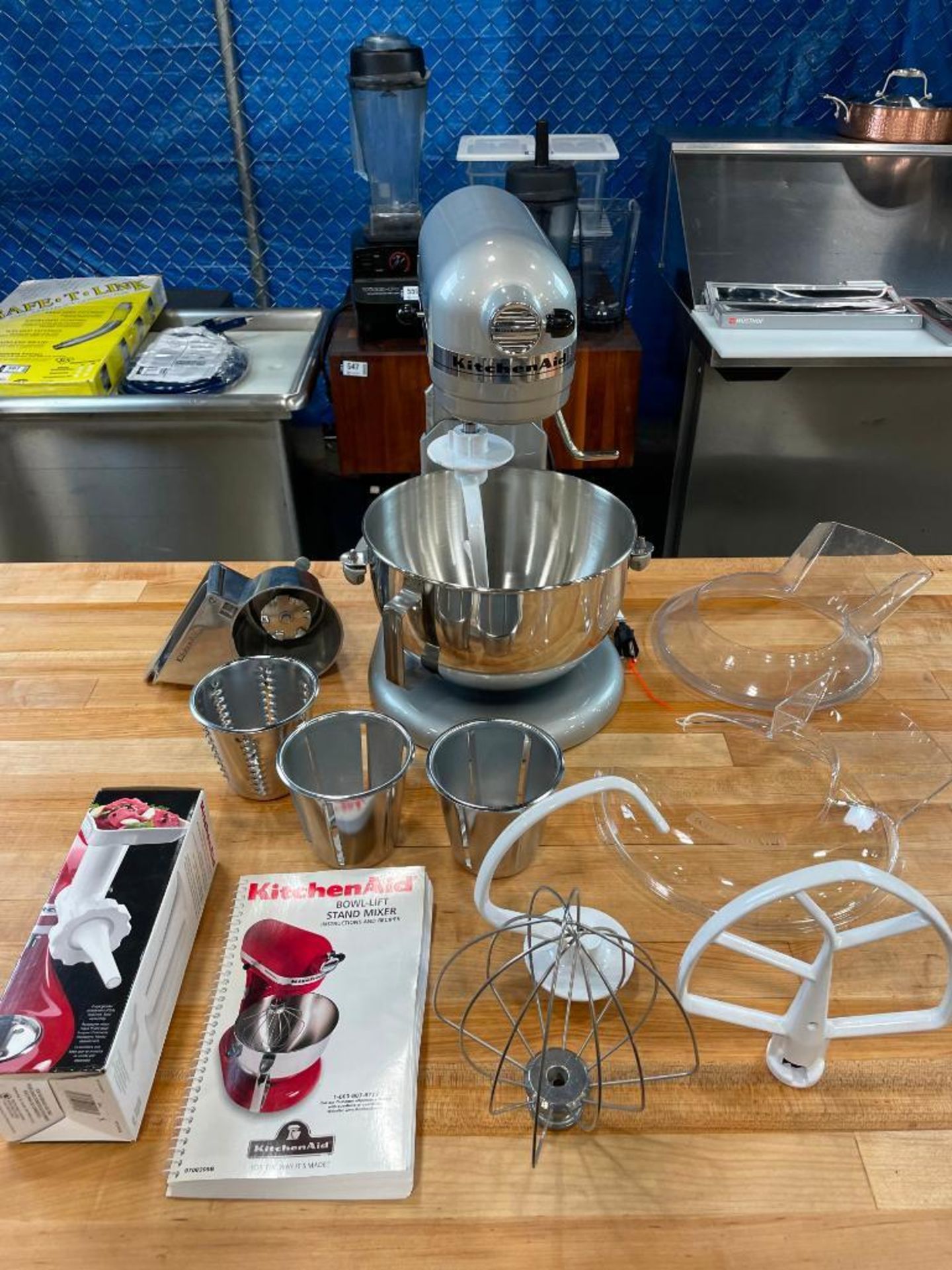 5QT KITCHEN AID DELUXE MIXER WITH ACCESSORIES - Image 4 of 4