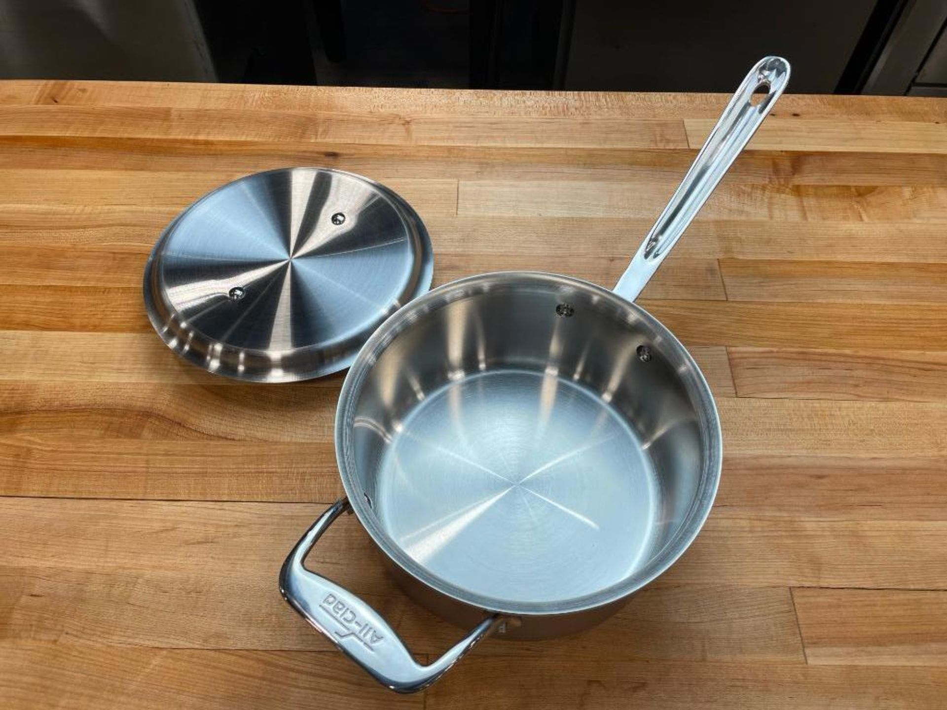 ALL CLAD D5 STAINLESS 3QT SAUCE PAN WITH LID - Image 2 of 3