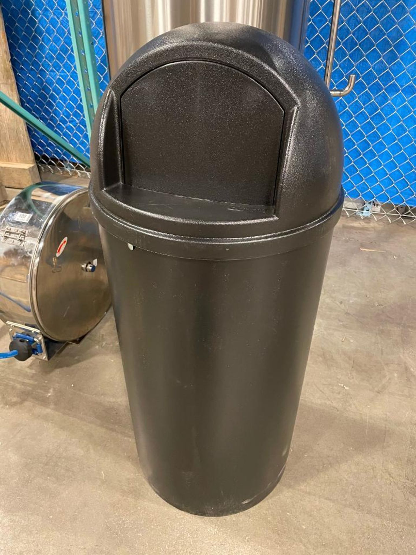 25 GALLON TRASH CAN, RUBBERMAID 8170-88, NEW