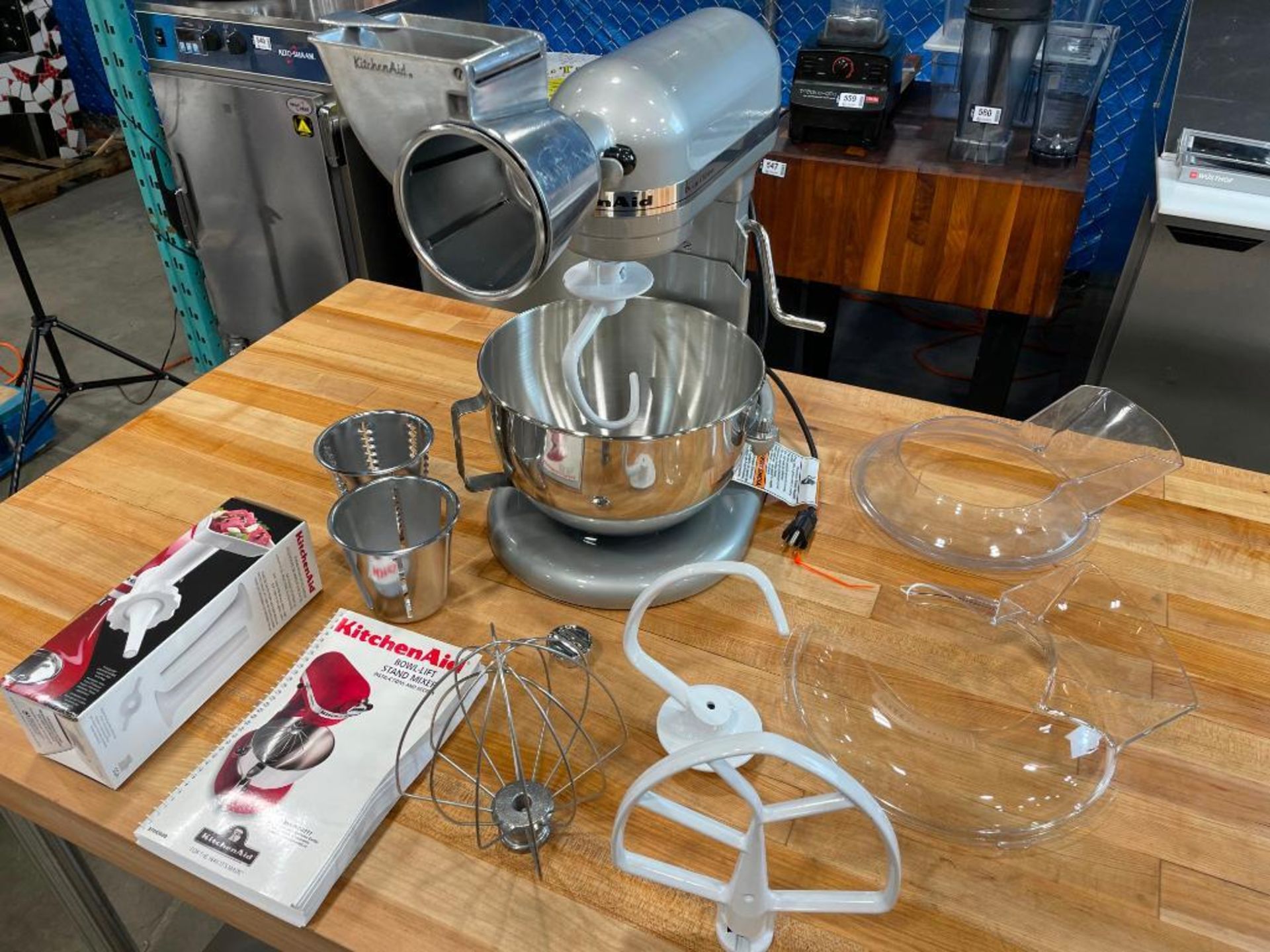 5QT KITCHEN AID DELUXE MIXER WITH ACCESSORIES - Image 2 of 4