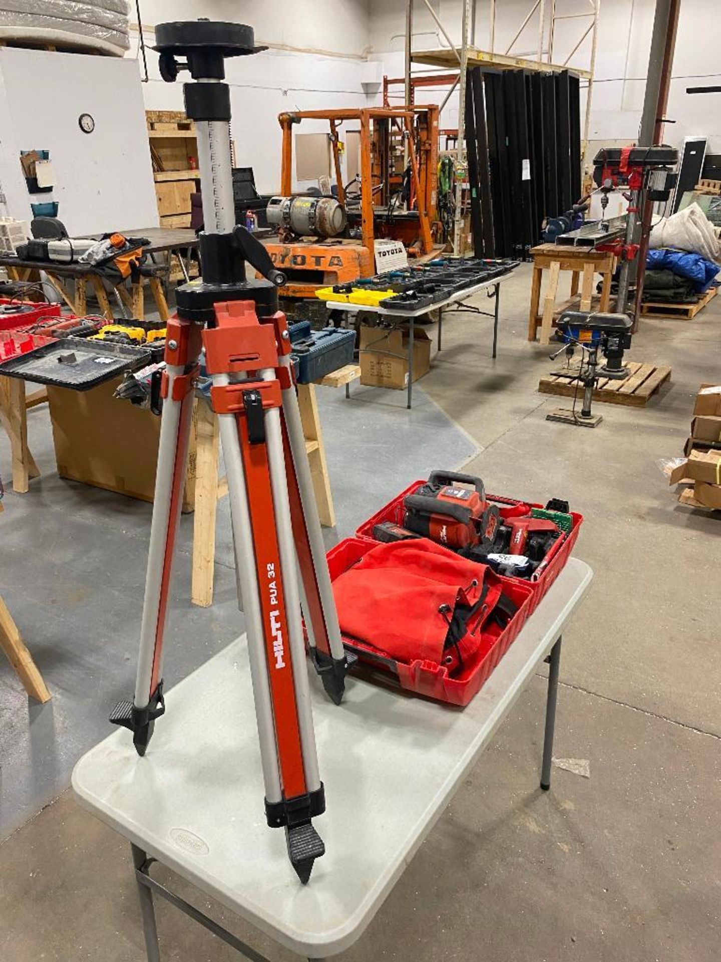 HILTI PRI 36 Rotating Laser Level Kit w/ HILTI PUA 32 Tripod - Image 2 of 8