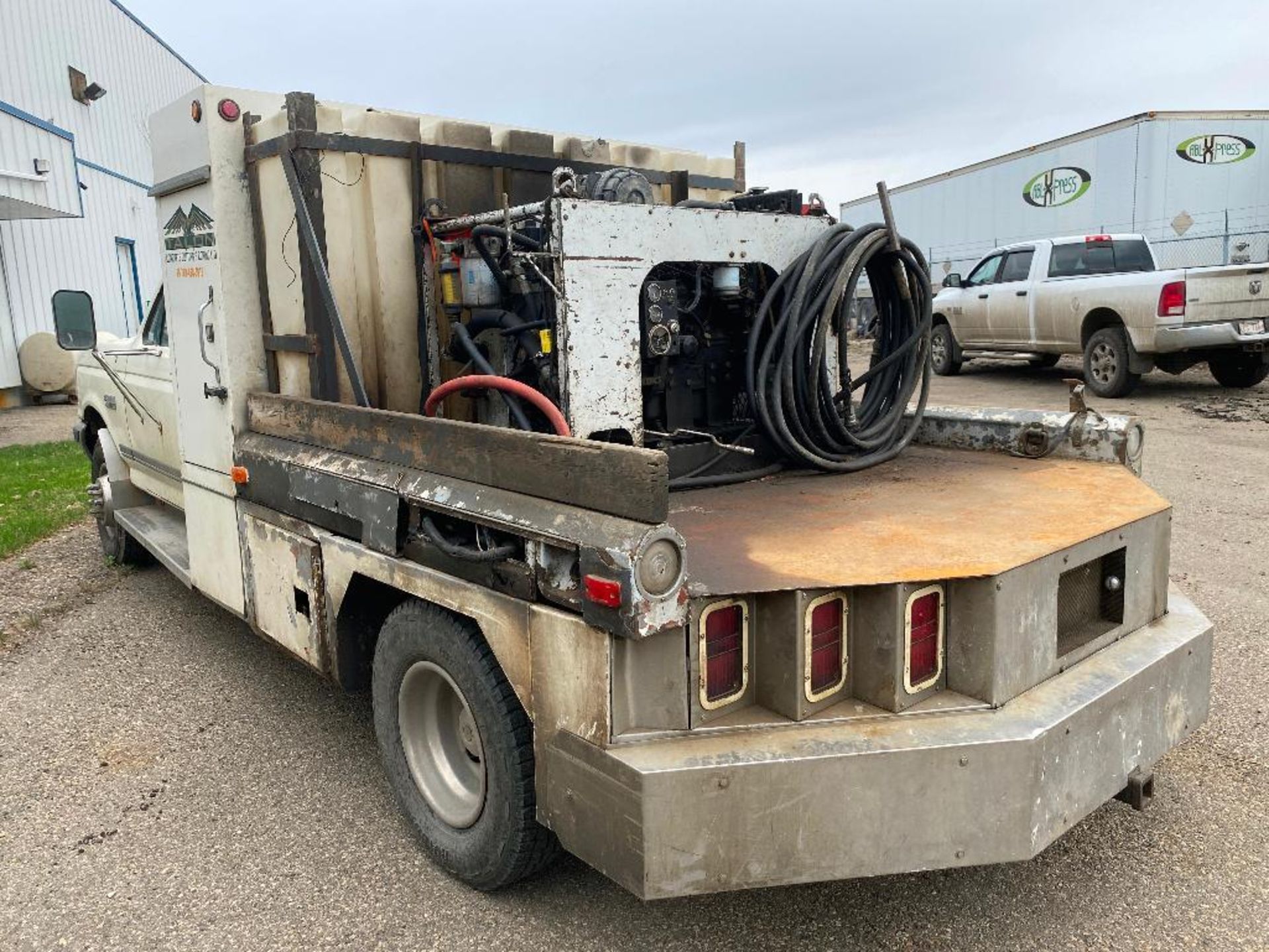 1990 Ford F-450 Super Duty DRW XLT Lariat Regular Cab w/ Hydraulic Power Pack, Poly Tank, etc. - Image 4 of 12