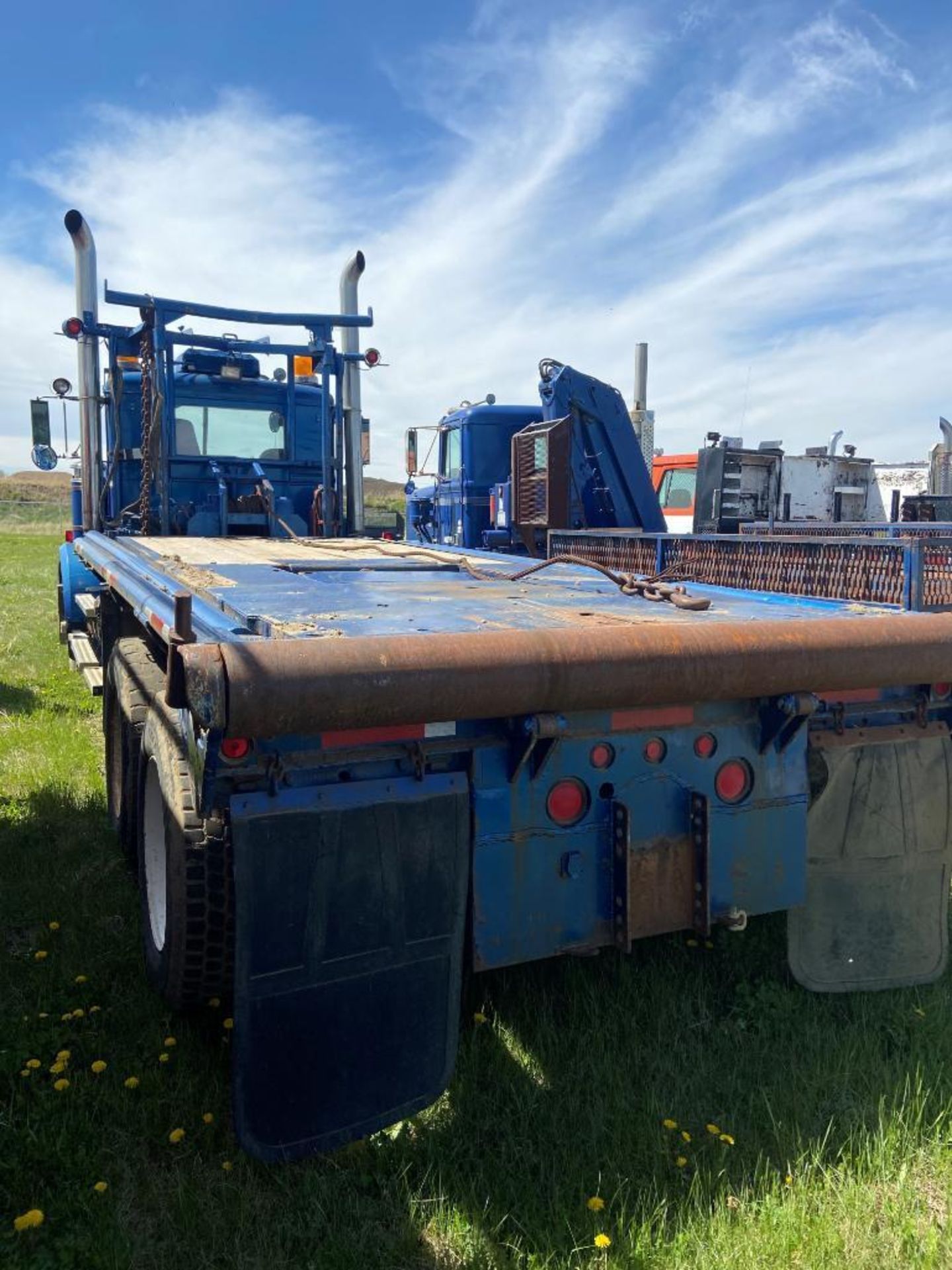 1989 Western Star 4964F Tandem Axle Bed Truck. VIN 2WLPDCCH2KK925920. - Image 4 of 6