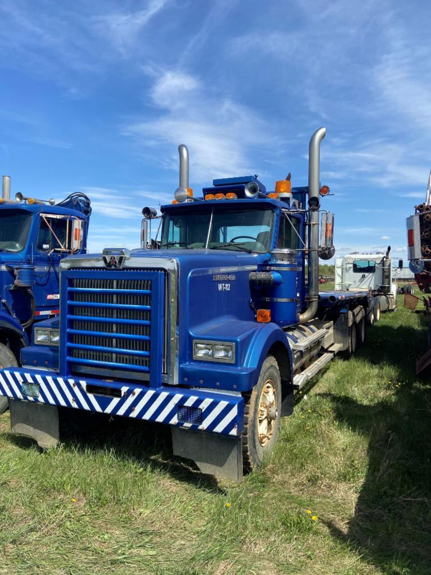 1989 Western Star 4964F Tandem Axle Bed Truck. VIN 2WLPDCCH2KK925920.