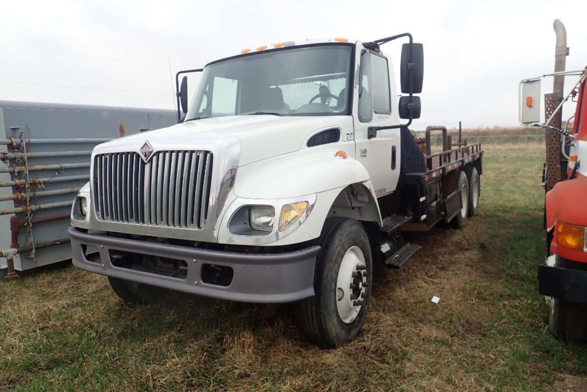 1988 International 7400 Tandem Axle Deck Truck, VIN 1HTWGAAR95J044916.