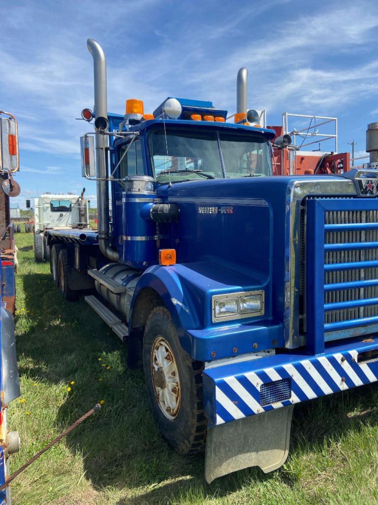 1989 Western Star 4964F Tandem Axle Bed Truck. VIN 2WLPDCCH2KK925920. - Image 2 of 6