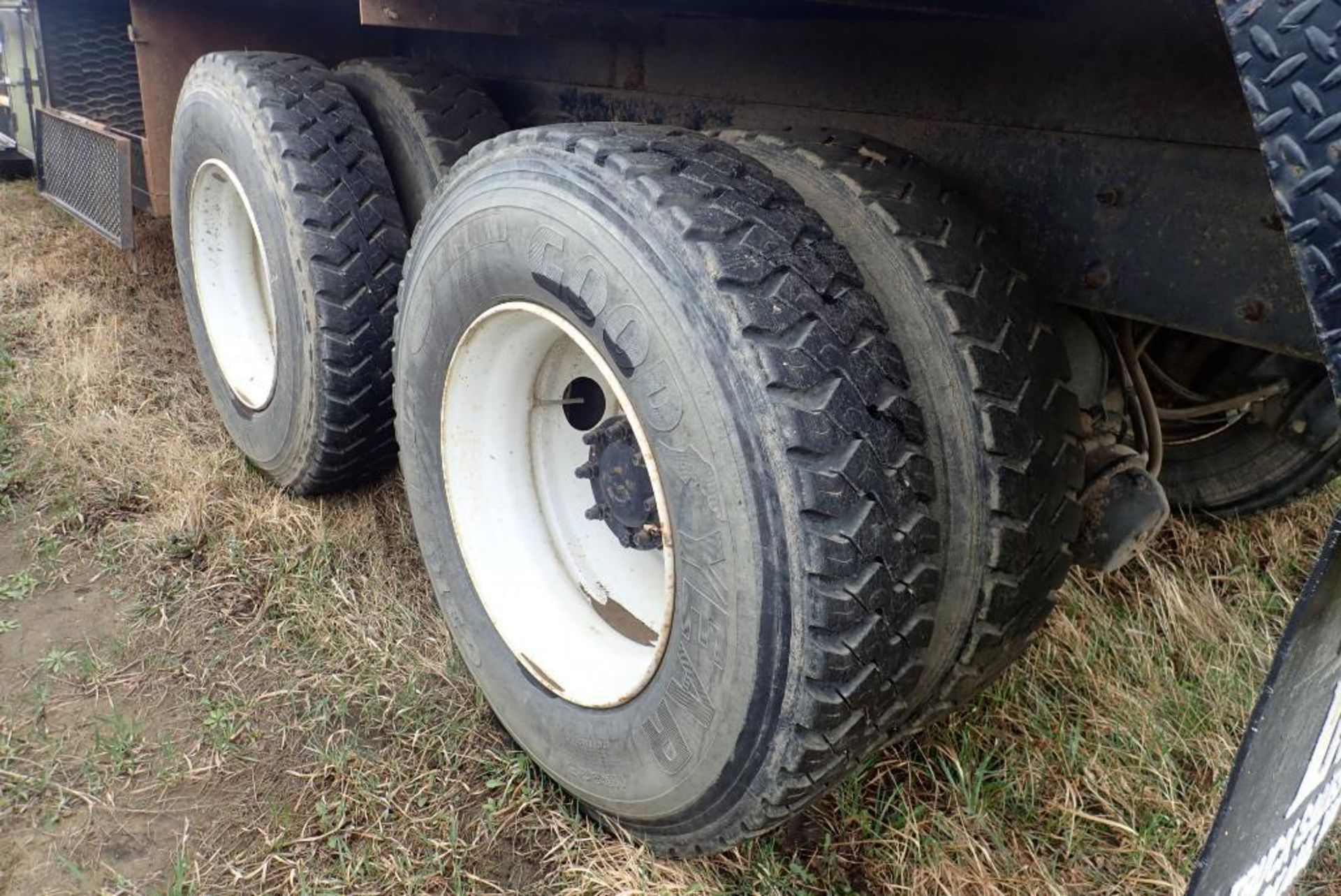 1988 International 7400 Tandem Axle Deck Truck, VIN 1HTWGAAR95J044916. - Image 5 of 6