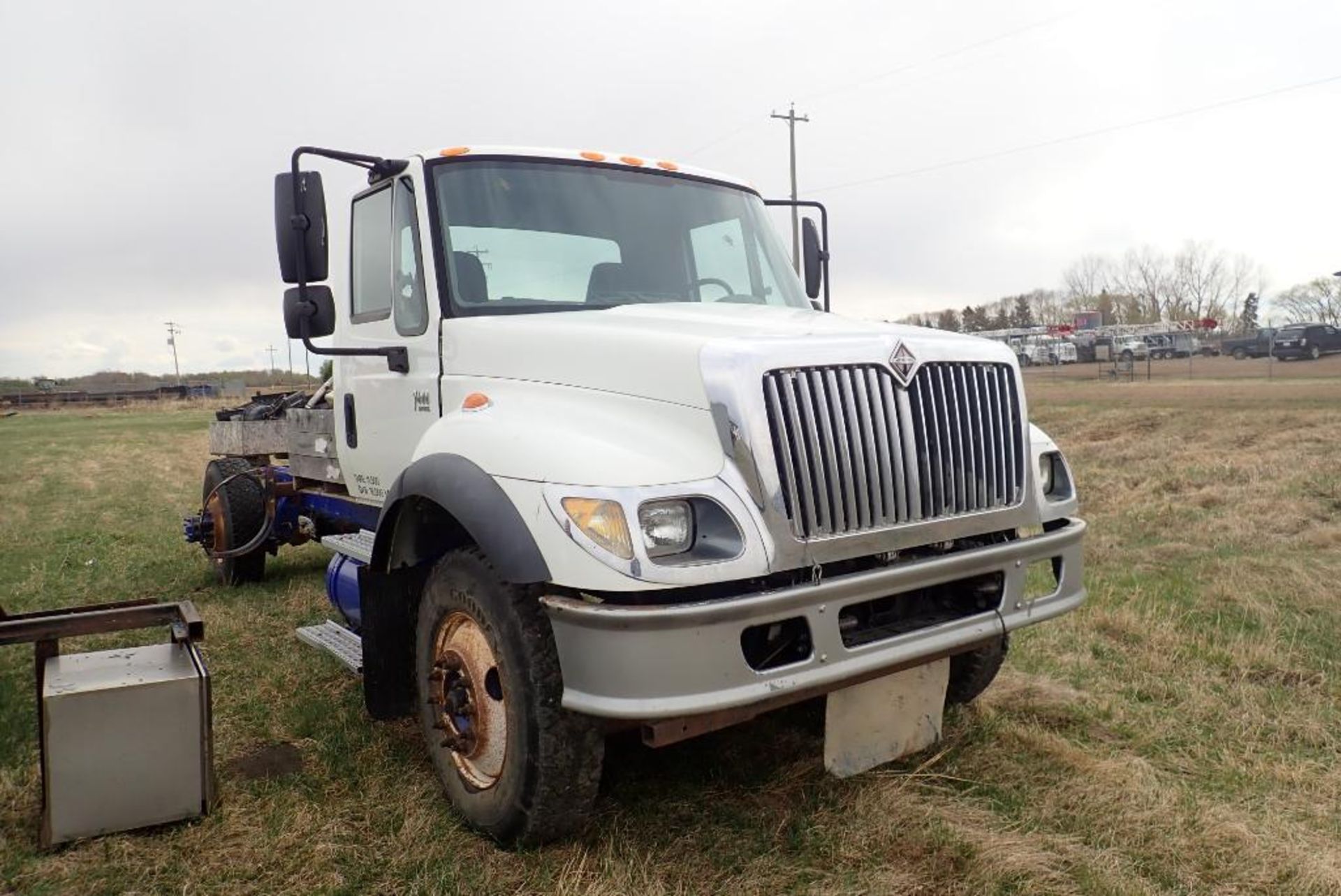 2005 International 7400 Single Axle Truck Chassis, VIN 1HTWGAAR15J044912. NOTE: NOT OPERATIONAL. - Image 2 of 5