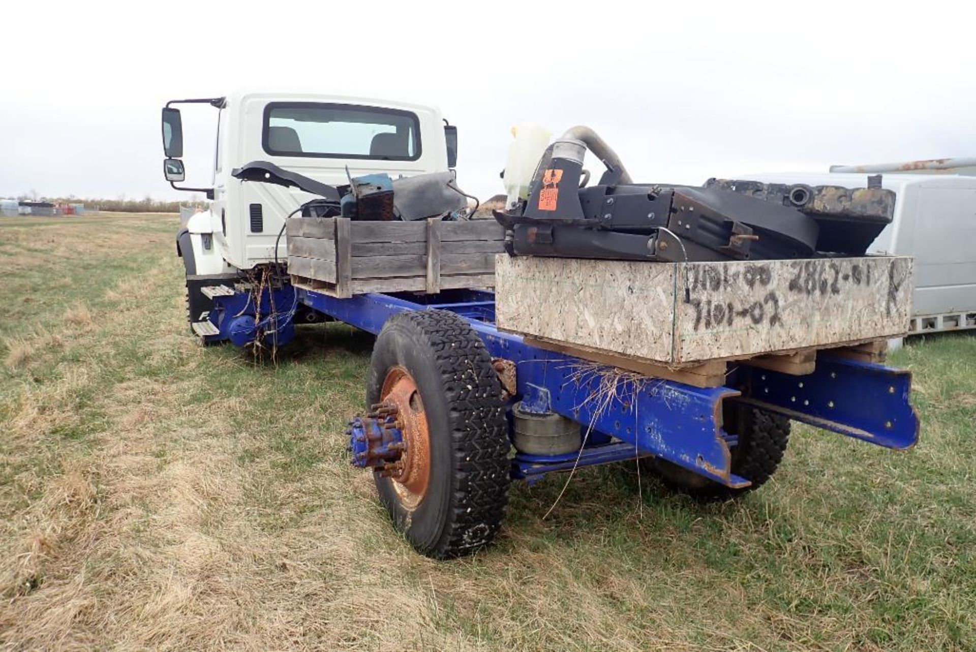 2005 International 7400 Single Axle Truck Chassis, VIN 1HTWGAAR15J044912. NOTE: NOT OPERATIONAL. - Image 3 of 5