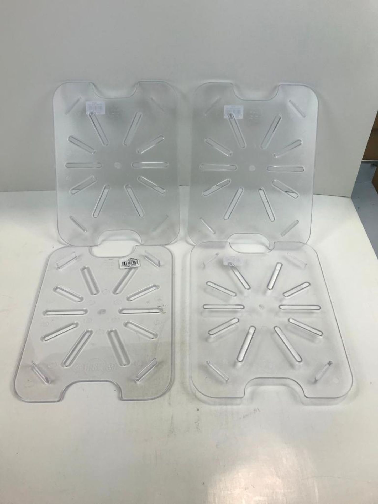 LOT OF 12 ASSORTED SIZE POLY CARB INSERTS WITH 7 ASSORTED LIDS & 4 DRAIN BOARDS - Image 11 of 17