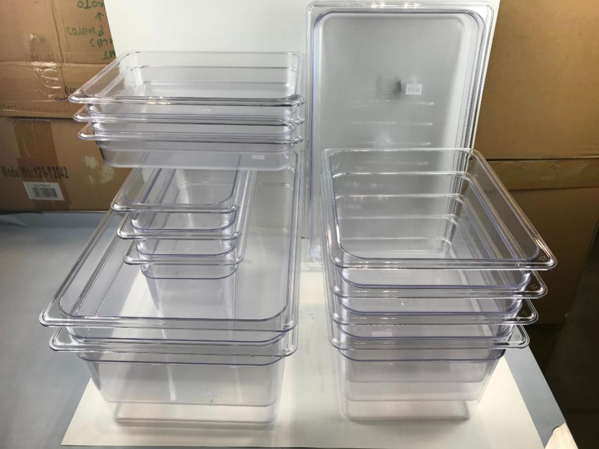 LOT OF 12 ASSORTED SIZE POLY CARB INSERTS WITH 7 ASSORTED LIDS & 4 DRAIN BOARDS - Image 4 of 17