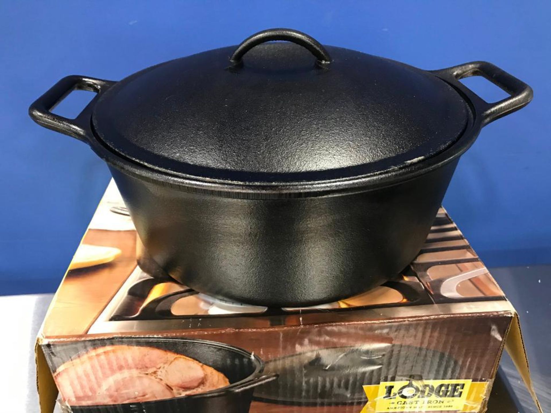 LODGE P12D3 7QT CAST IRON DUTCH OVEN - Image 4 of 4