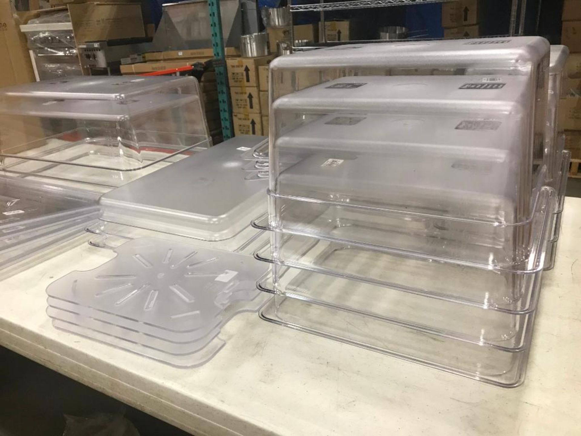 LOT OF 12 ASSORTED SIZE POLY CARB INSERTS WITH 7 ASSORTED LIDS & 4 DRAIN BOARDS - Image 14 of 17