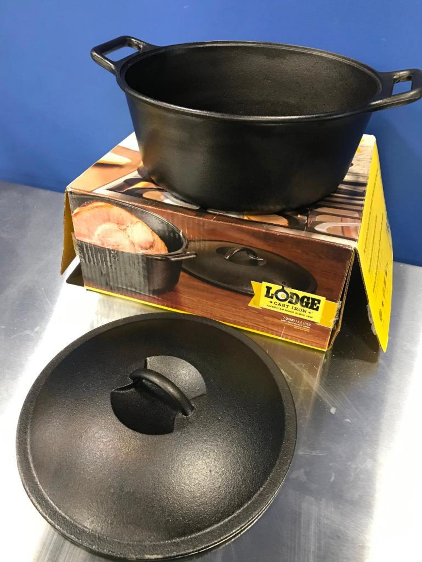 LODGE P12D3 7QT CAST IRON DUTCH OVEN - Image 2 of 4