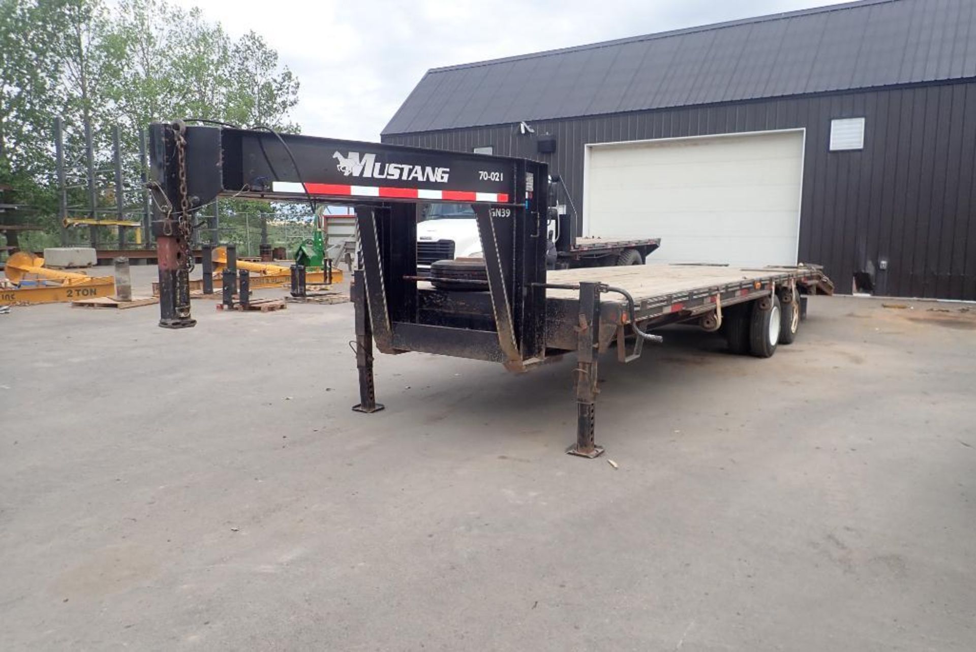 2008 Mustang GN39 Tandem Axle Gooseneck 38' Flatdeck Trailer. VIN 2M9FD123881142282. - Image 2 of 7