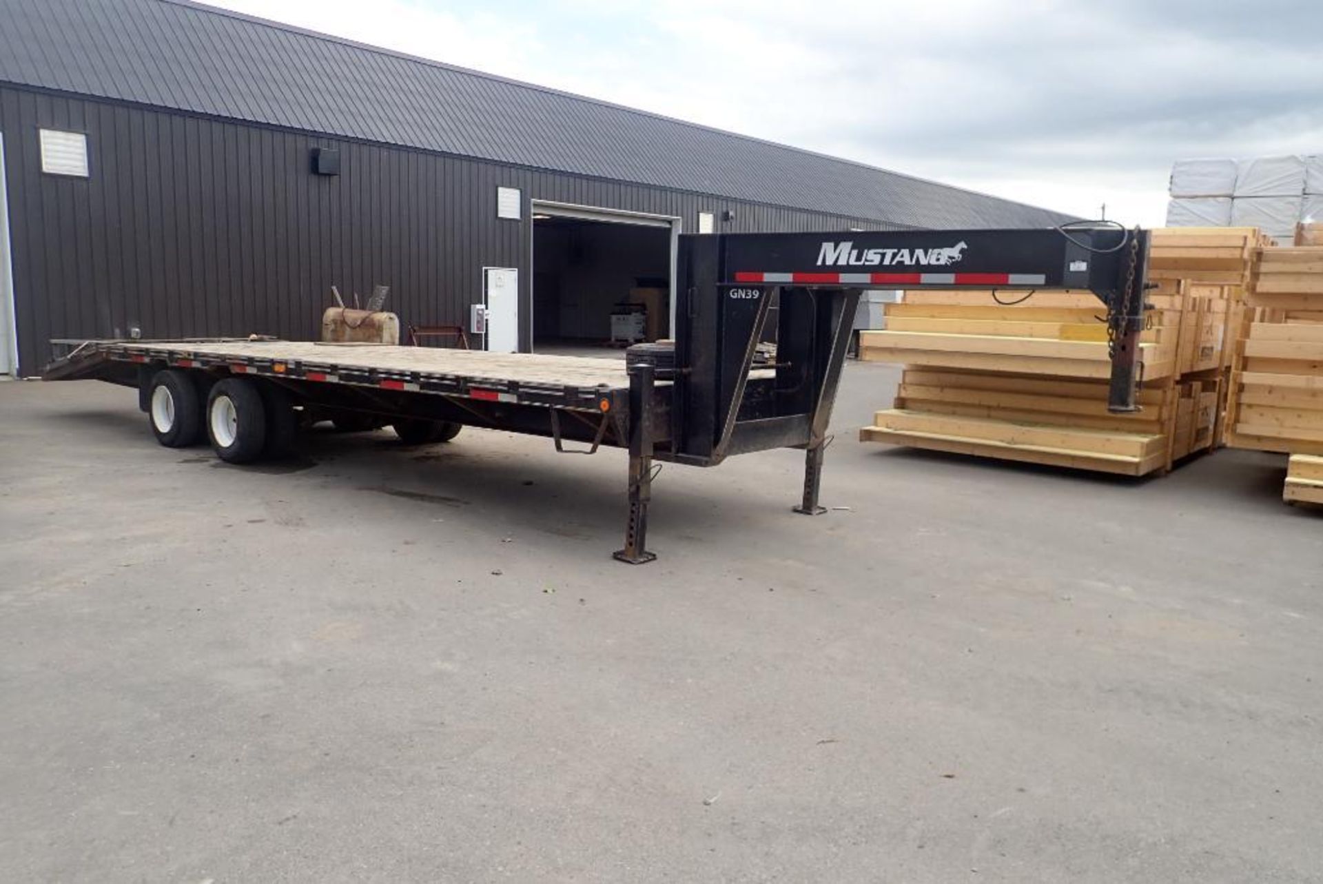 2008 Mustang GN39 Tandem Axle Gooseneck 38' Flatdeck Trailer. VIN 2M9FD123881142282.