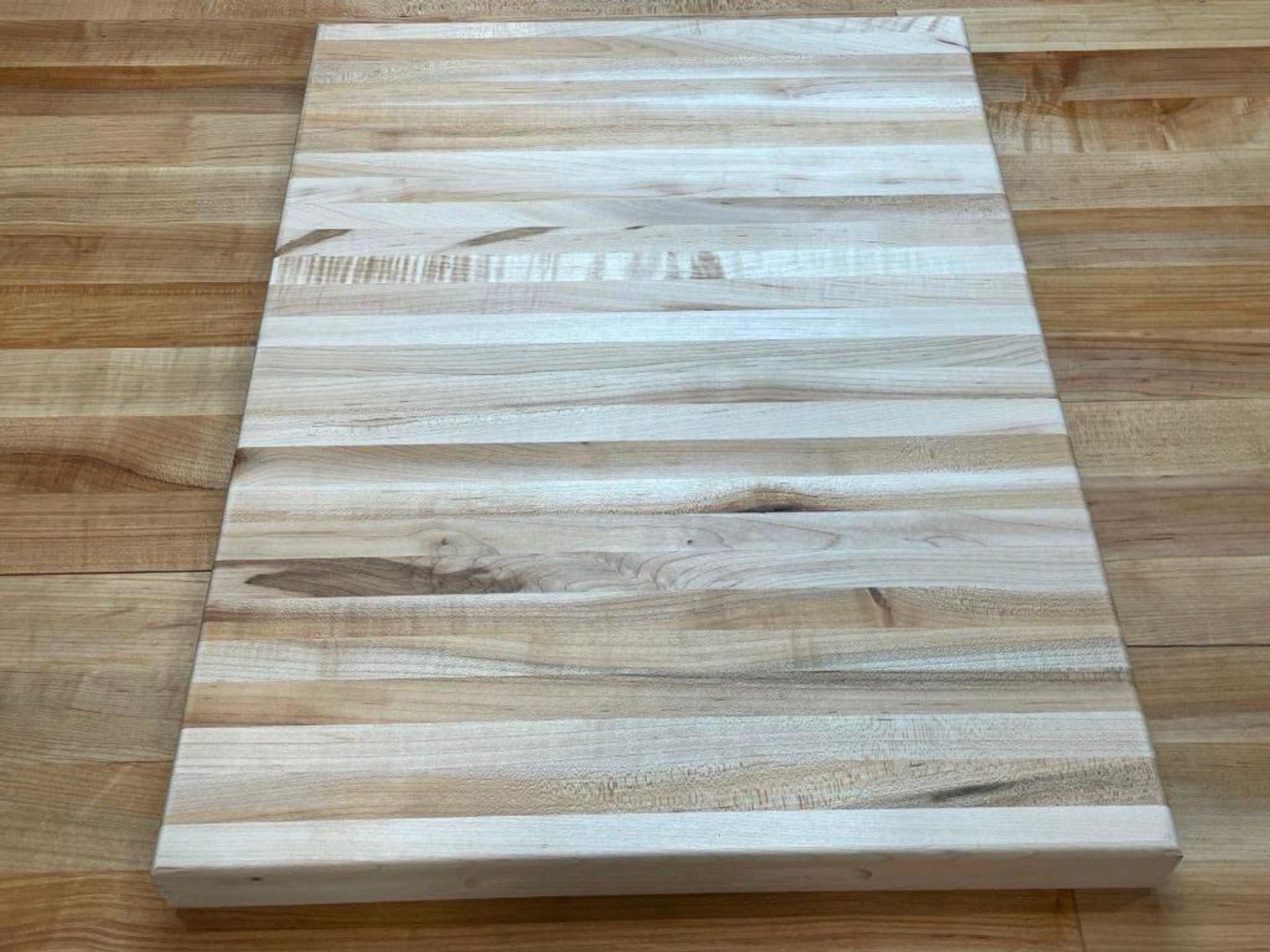 20" X 15" X 1.5" HARD CANADIAN MAPLE, 5.33KG CARVING BOARD - Image 2 of 3