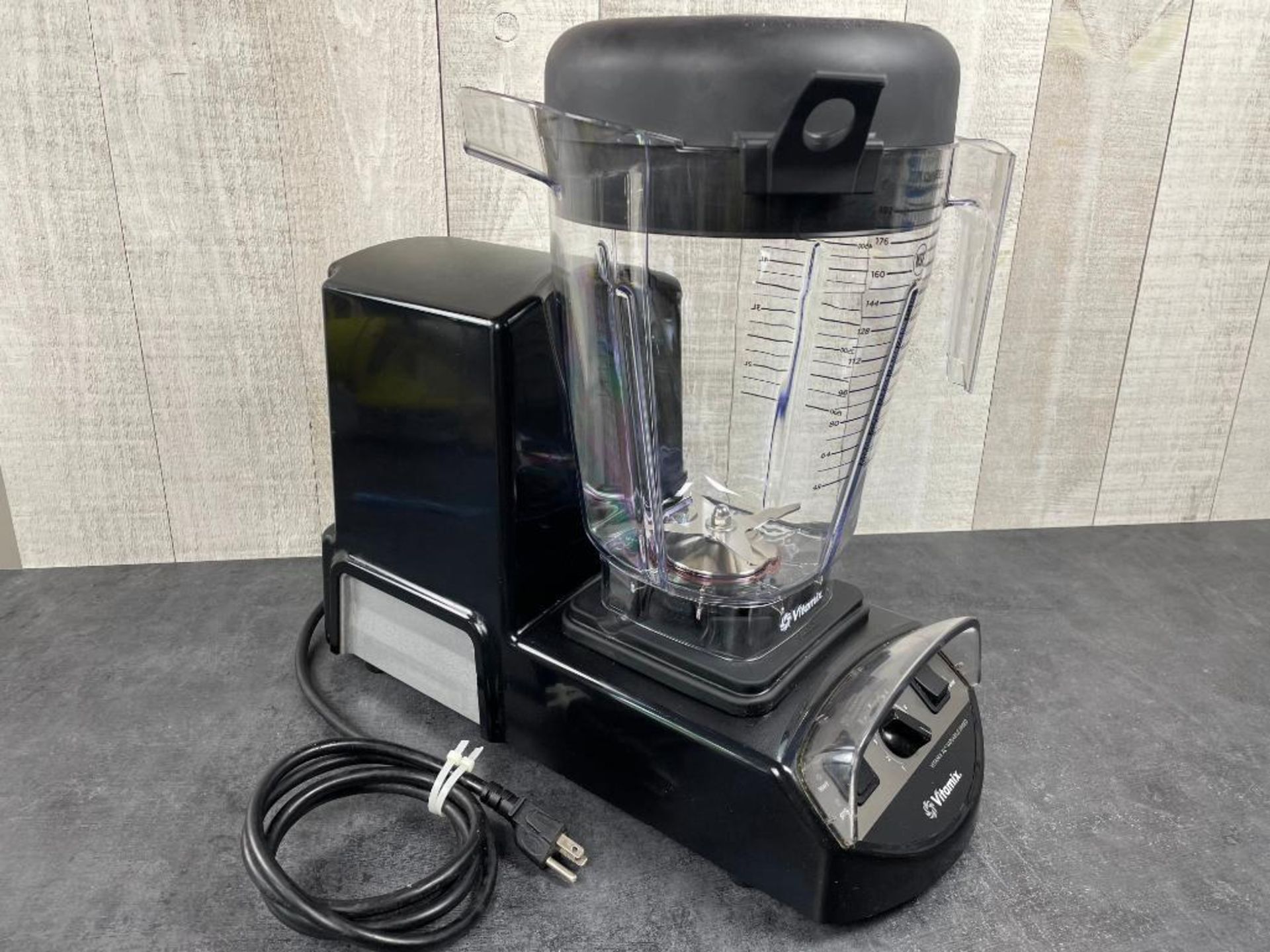 VITAMIX 5201 XL VARIABLE SPEED 4.2HP BLENDER, 1.5 GALLON - Image 3 of 8