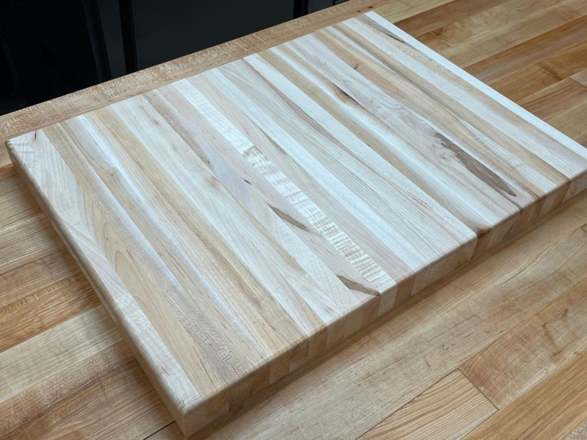 20" X 15" X 1.5" HARD CANADIAN MAPLE, 5.33KG CARVING BOARD