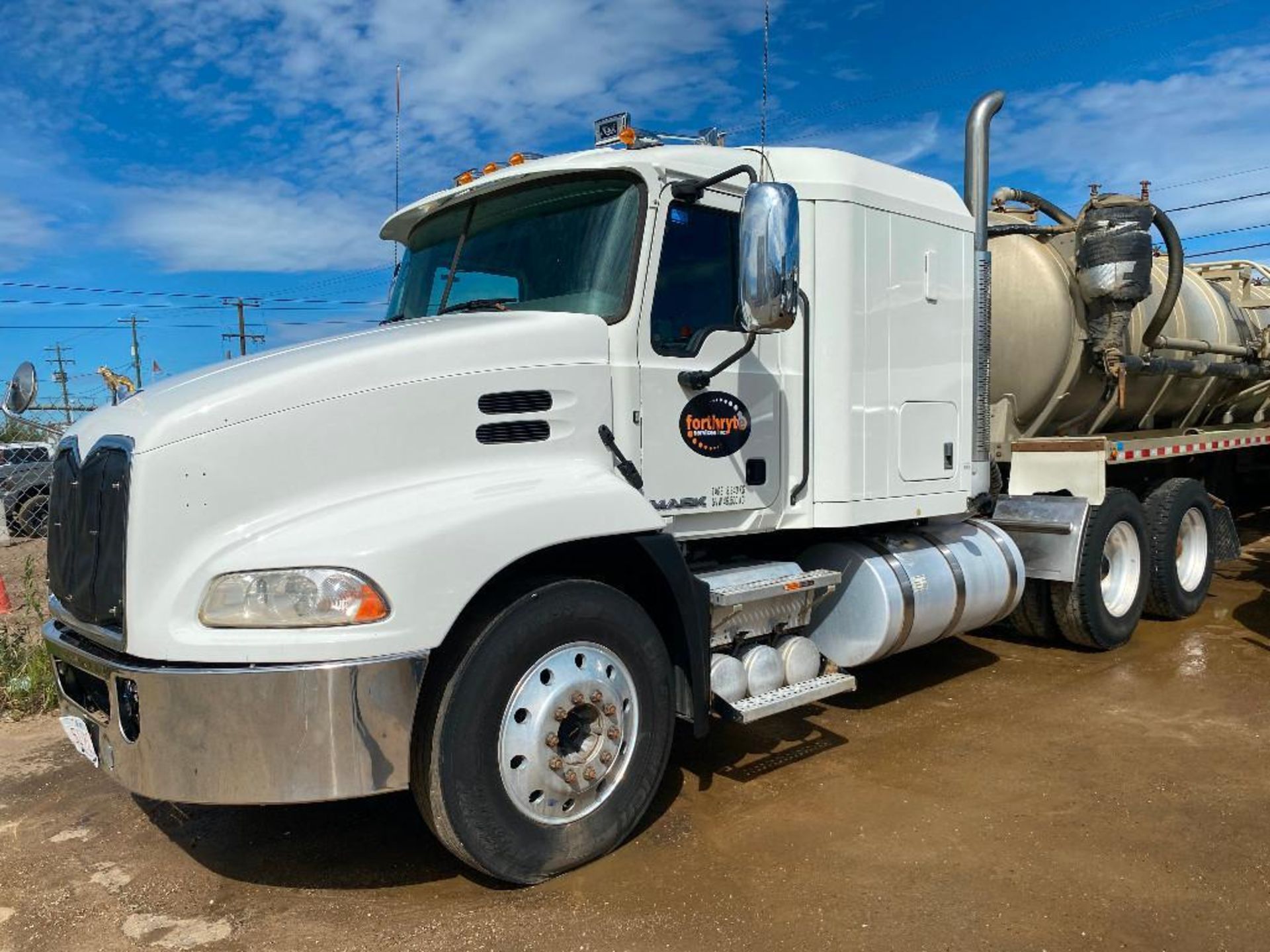 2018 Mack CXU613 T/A Semi-Vac w/ Vantage Tri-Axle Vac Trailer VIN #: 1M1AW07Y9JM085638 - Image 18 of 41