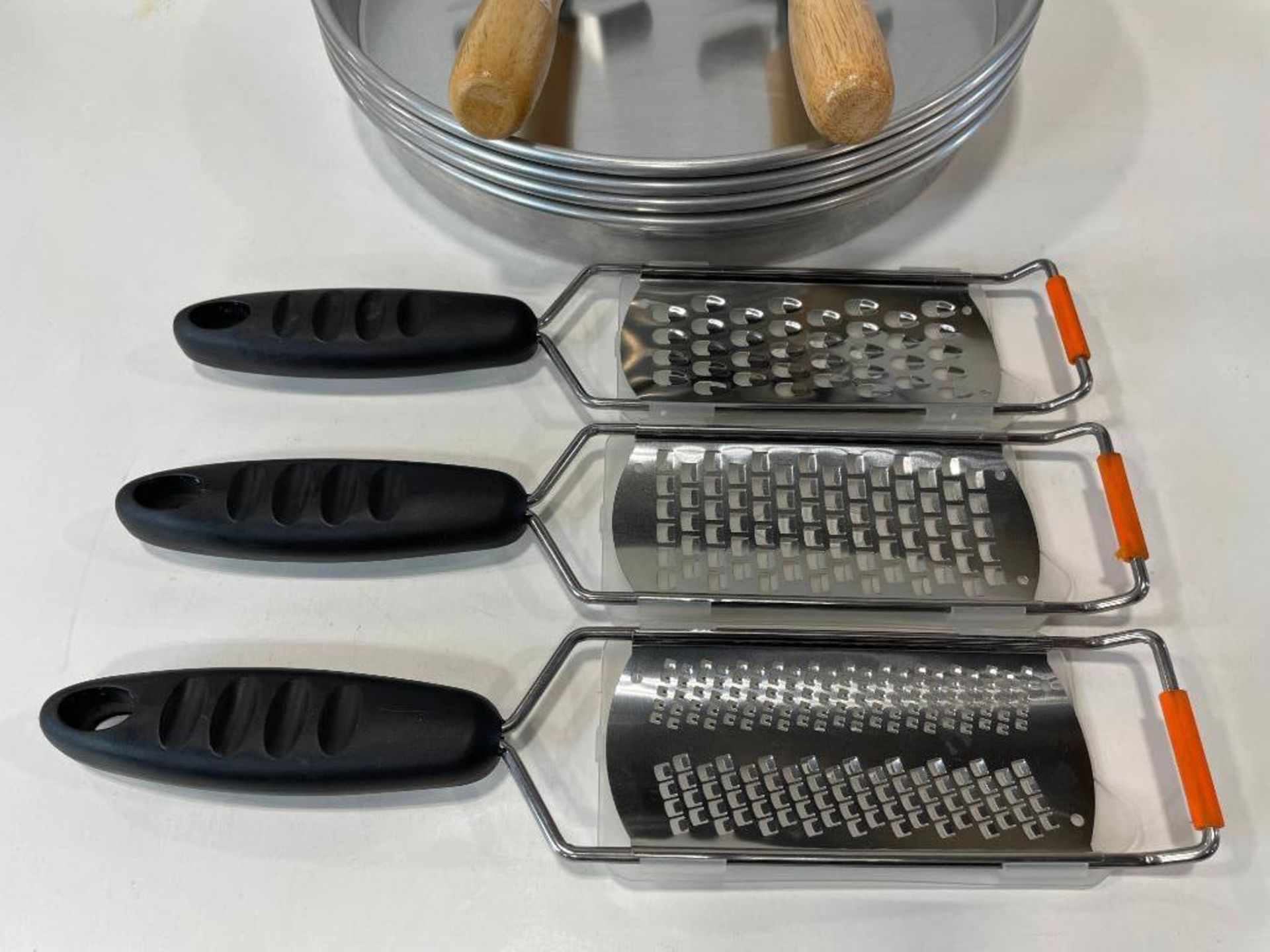 10" PIZZA PAN SET INCLUDING: (4) 15" PIZZA PANS, (2) PIZZA CUTTERS & (3) GRATERS - Image 4 of 6