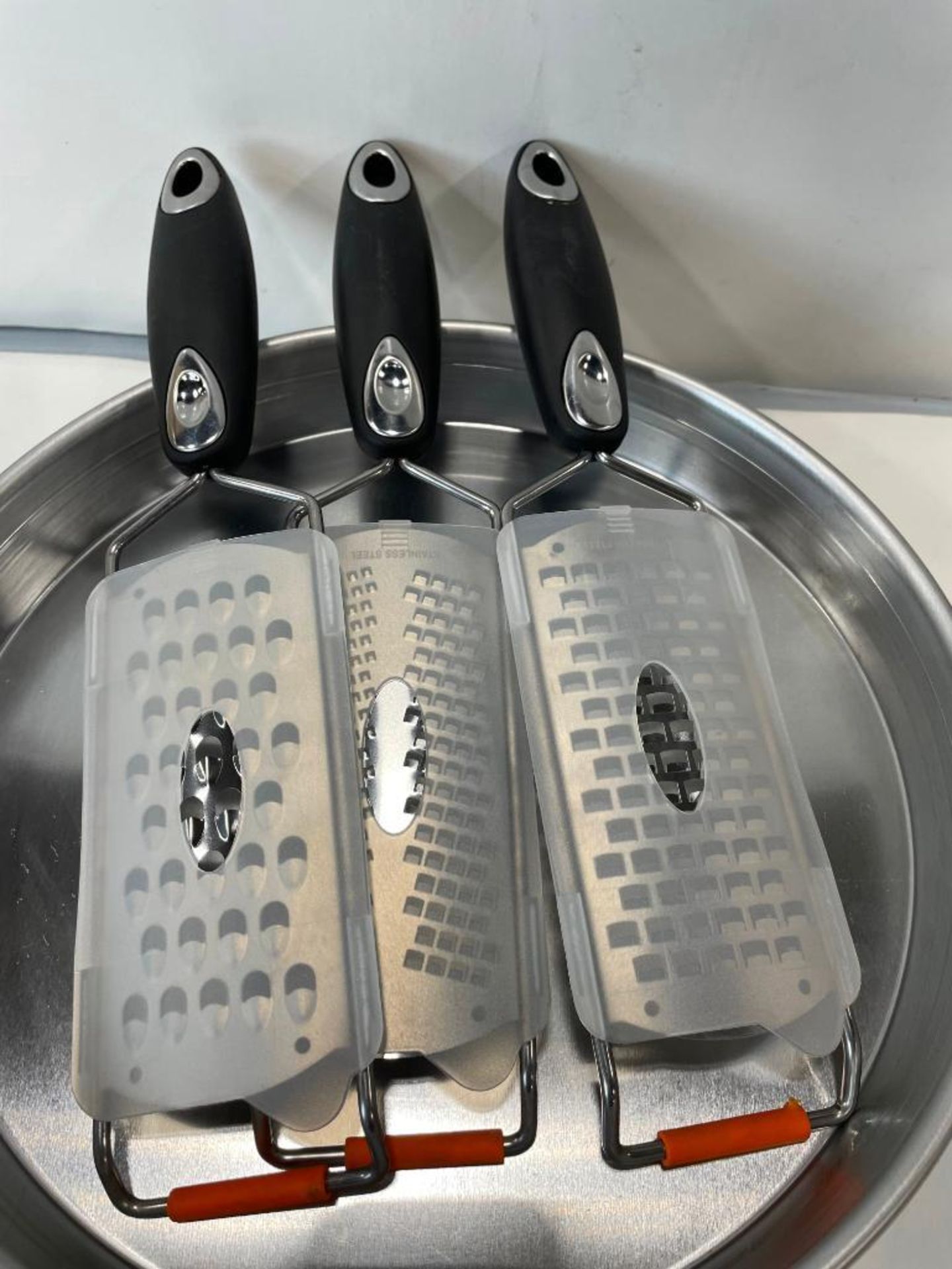 11" PIZZA PAN SET INCLUDING: (4) 15" PIZZA PANS, (2) PIZZA CUTTERS & (3) GRATERS - Image 8 of 9