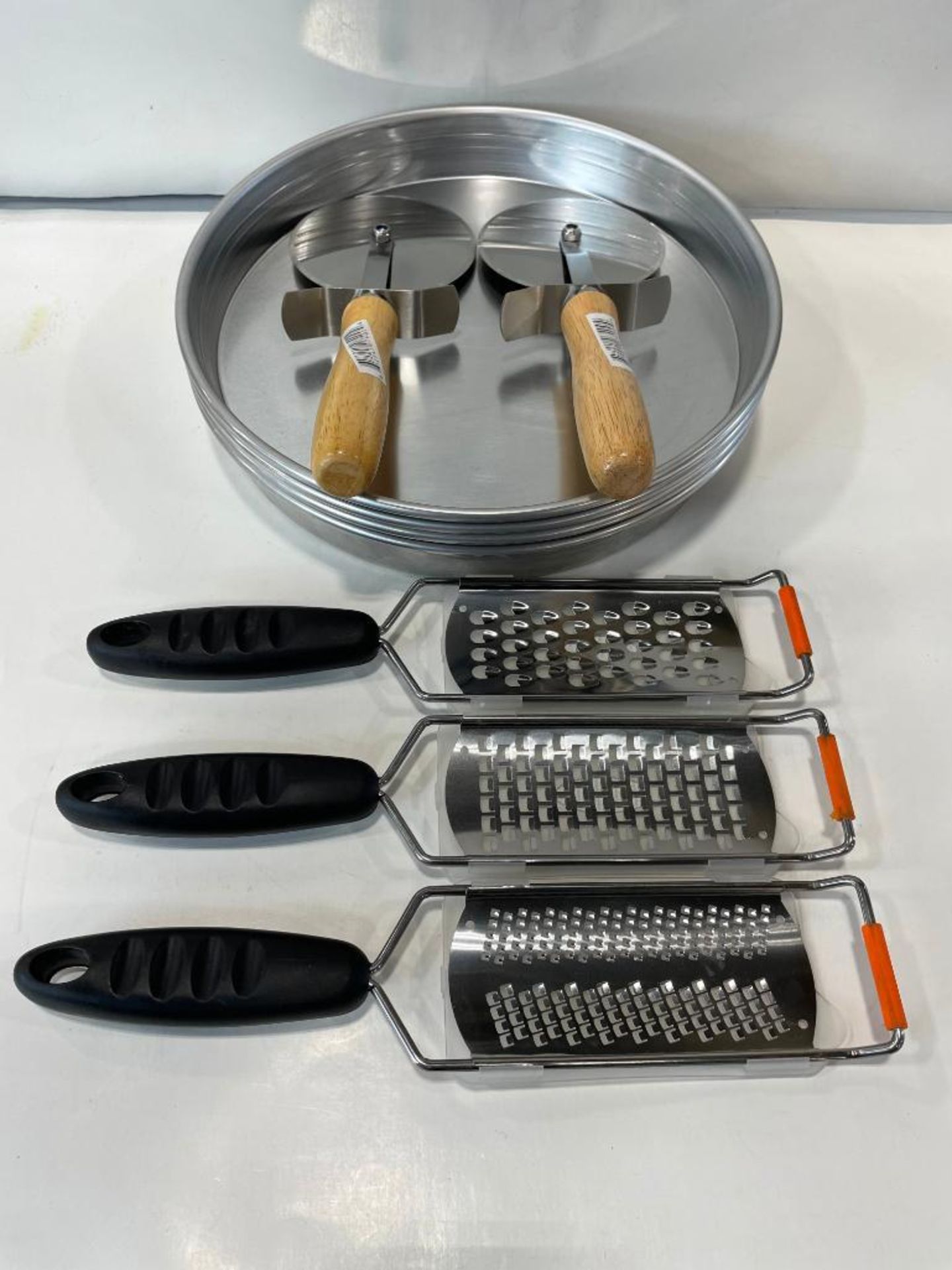 10" PIZZA PAN SET INCLUDING: (4) 15" PIZZA PANS, (2) PIZZA CUTTERS & (3) GRATERS - Image 2 of 6