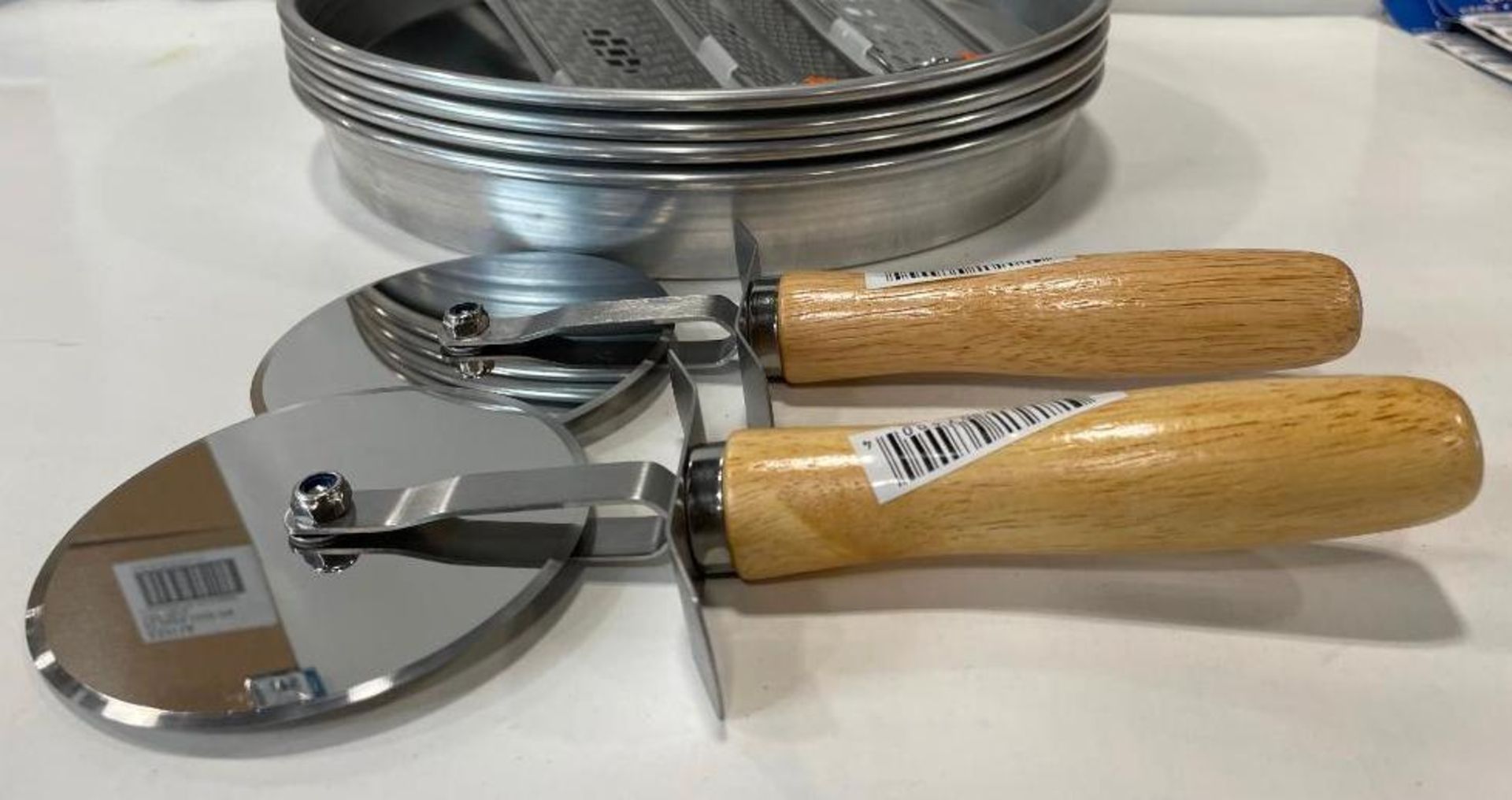 11" PIZZA PAN SET INCLUDING: (4) 15" PIZZA PANS, (2) PIZZA CUTTERS & (3) GRATERS - Image 5 of 9