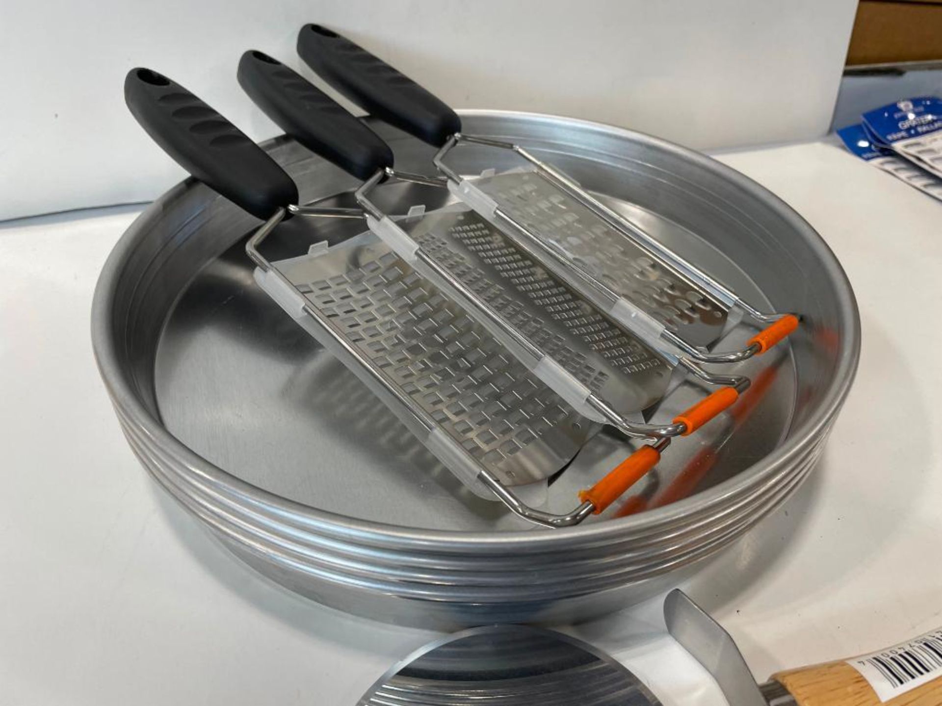 11" PIZZA PAN SET INCLUDING: (4) 15" PIZZA PANS, (2) PIZZA CUTTERS & (3) GRATERS - Image 7 of 9