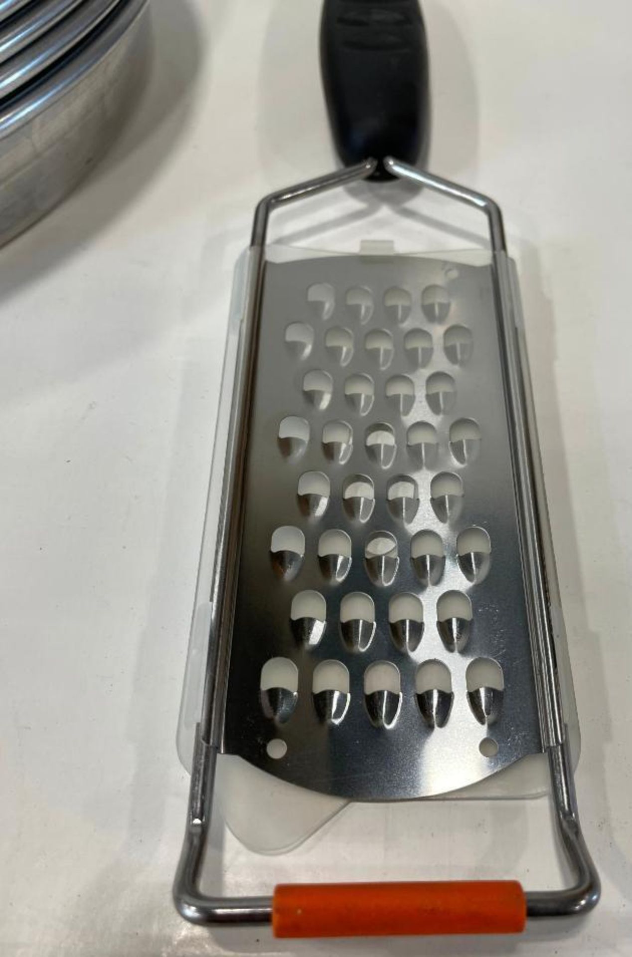 11" PIZZA PAN SET INCLUDING: (4) 15" PIZZA PANS, (2) PIZZA CUTTERS & (3) GRATERS - Image 4 of 9
