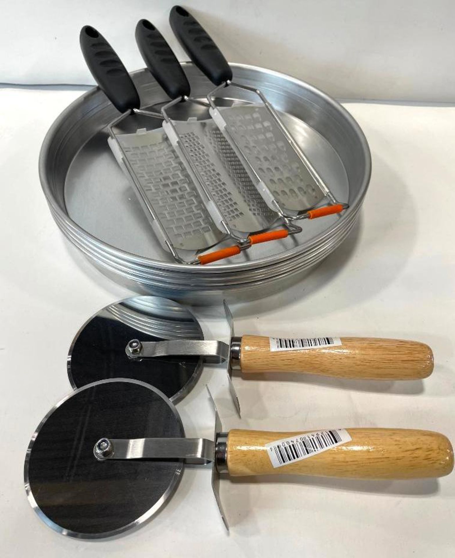 11" PIZZA PAN SET INCLUDING: (4) 15" PIZZA PANS, (2) PIZZA CUTTERS & (3) GRATERS