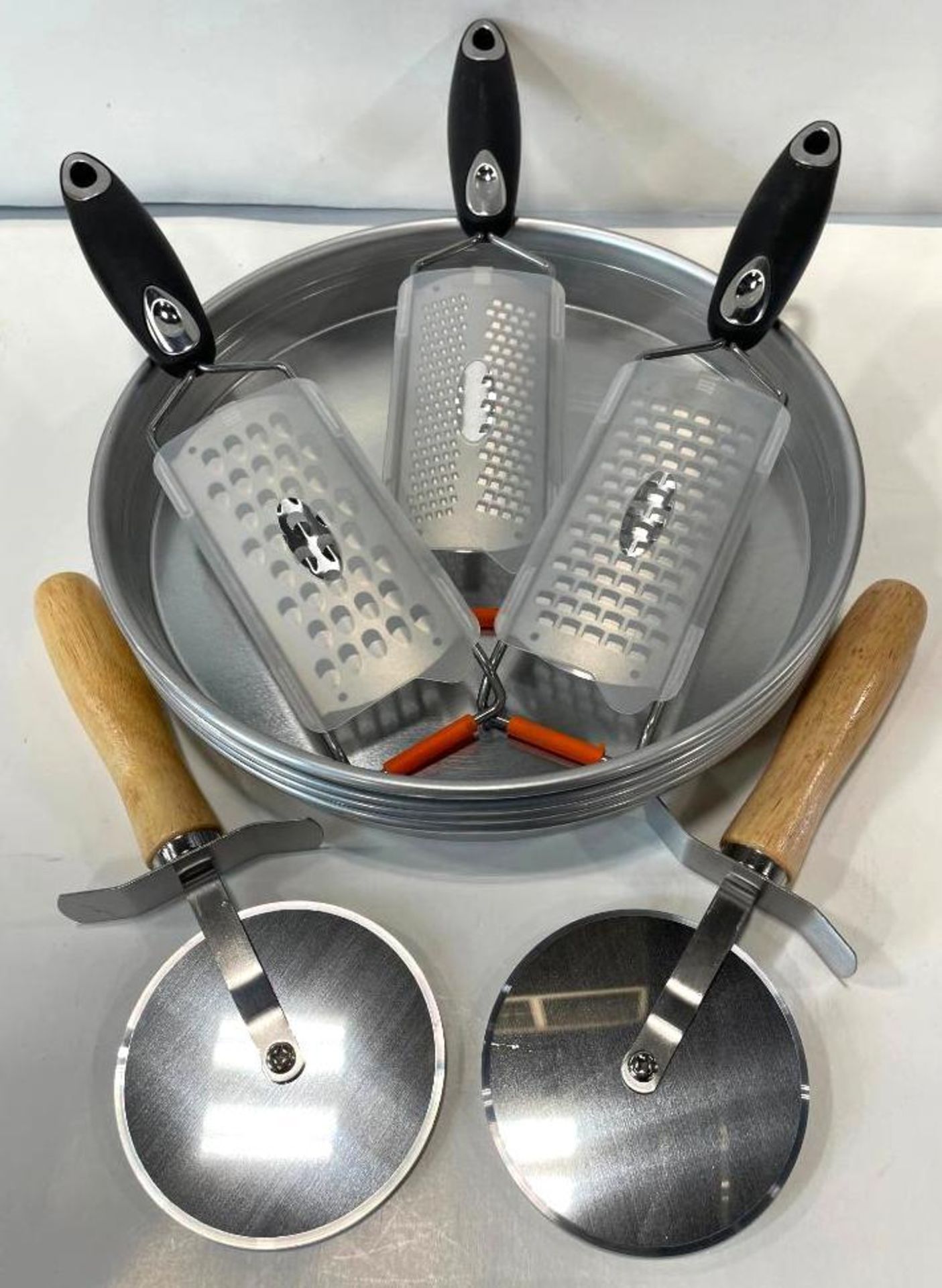 10" PIZZA PAN SET INCLUDING: (4) 15" PIZZA PANS, (2) PIZZA CUTTERS & (3) GRATERS