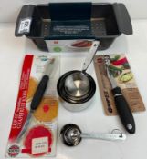 NON-STICK LOAF PAN WITH 8 PIECE MEASURE SET, JALAPENO PEPPER CORER & GRAPEFRUIT KNIFE