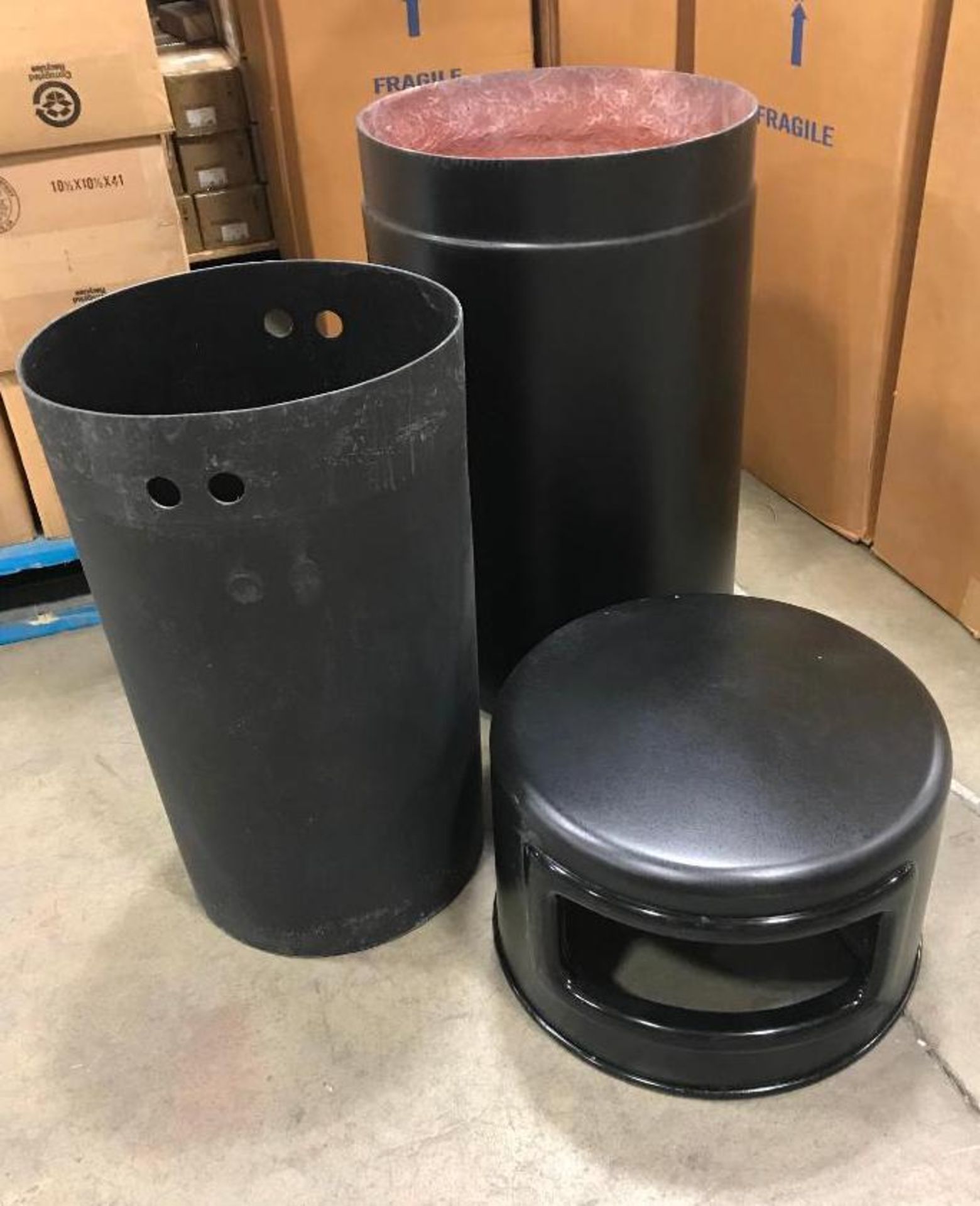 BLACK ROUND FIBERGLASS WASTE / TRASH CAN - INDOOR/OUTDOOR - Image 4 of 7