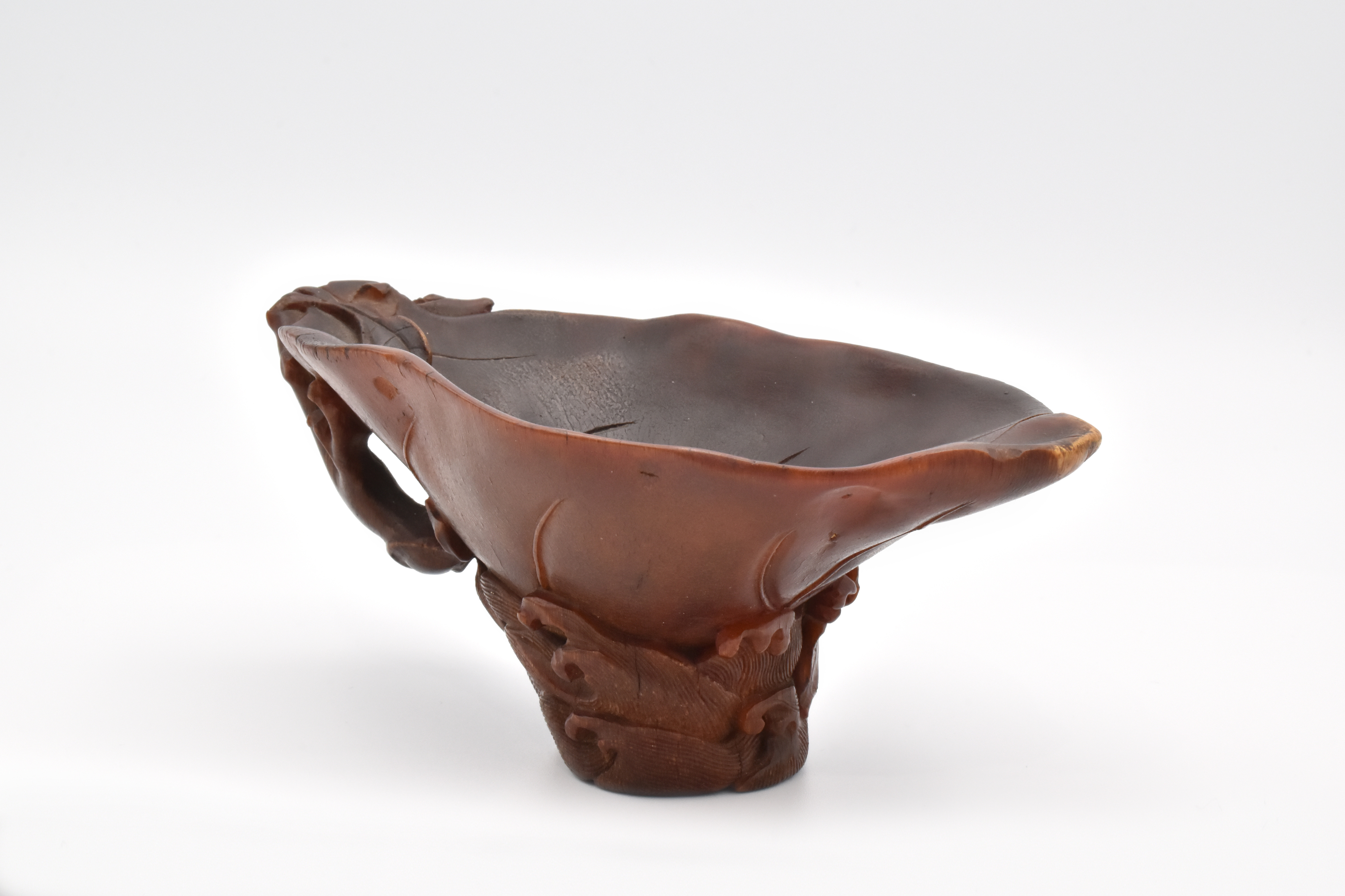A RARE CHINESE RHINOCEROS HORN ‘CAMELLIA LEAF’ LIBATION CUP, QING DYNASTY, 17TH CENTURY - Image 8 of 30