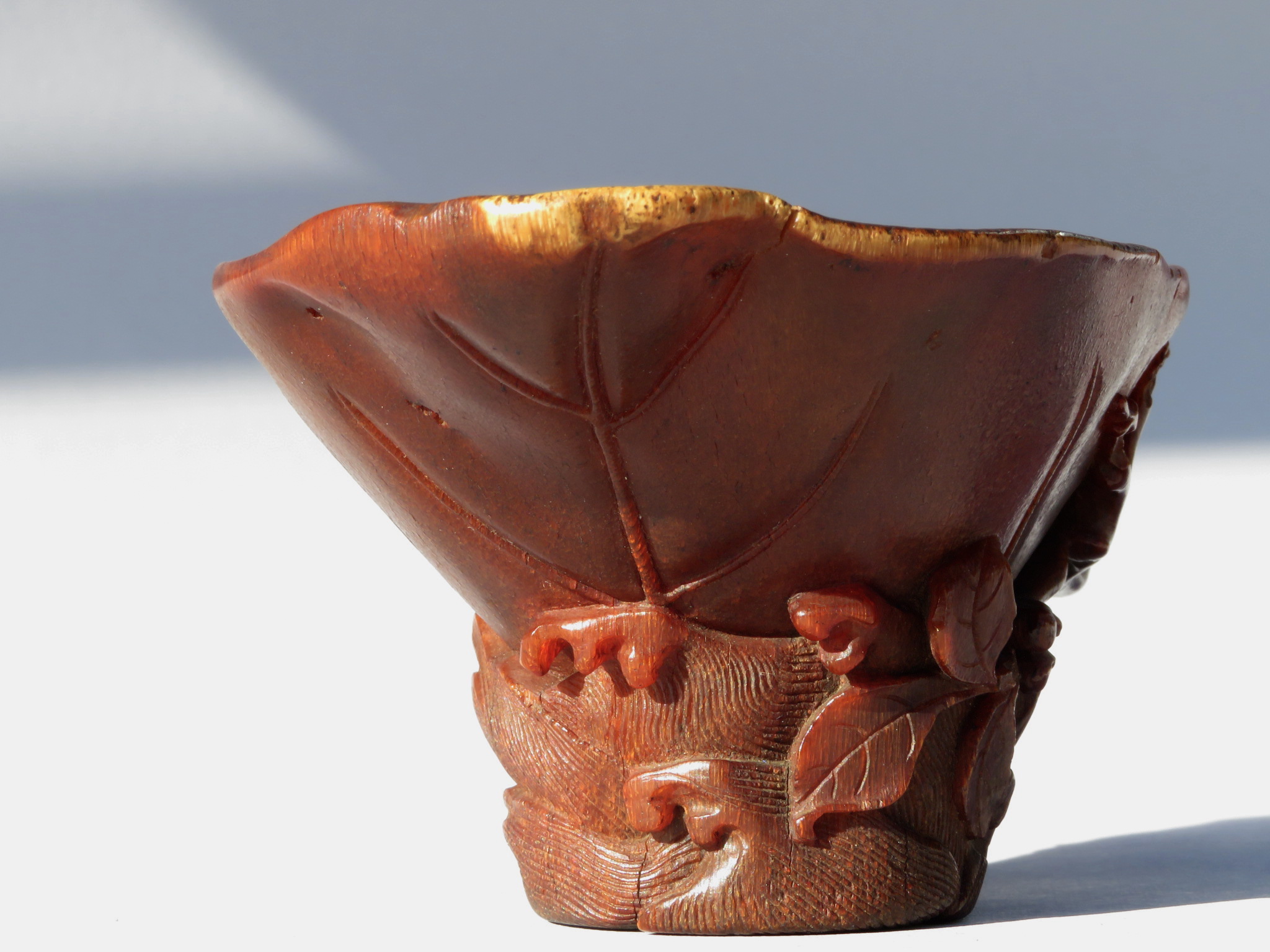 A RARE CHINESE RHINOCEROS HORN ‘CAMELLIA LEAF’ LIBATION CUP, QING DYNASTY, 17TH CENTURY - Image 17 of 30