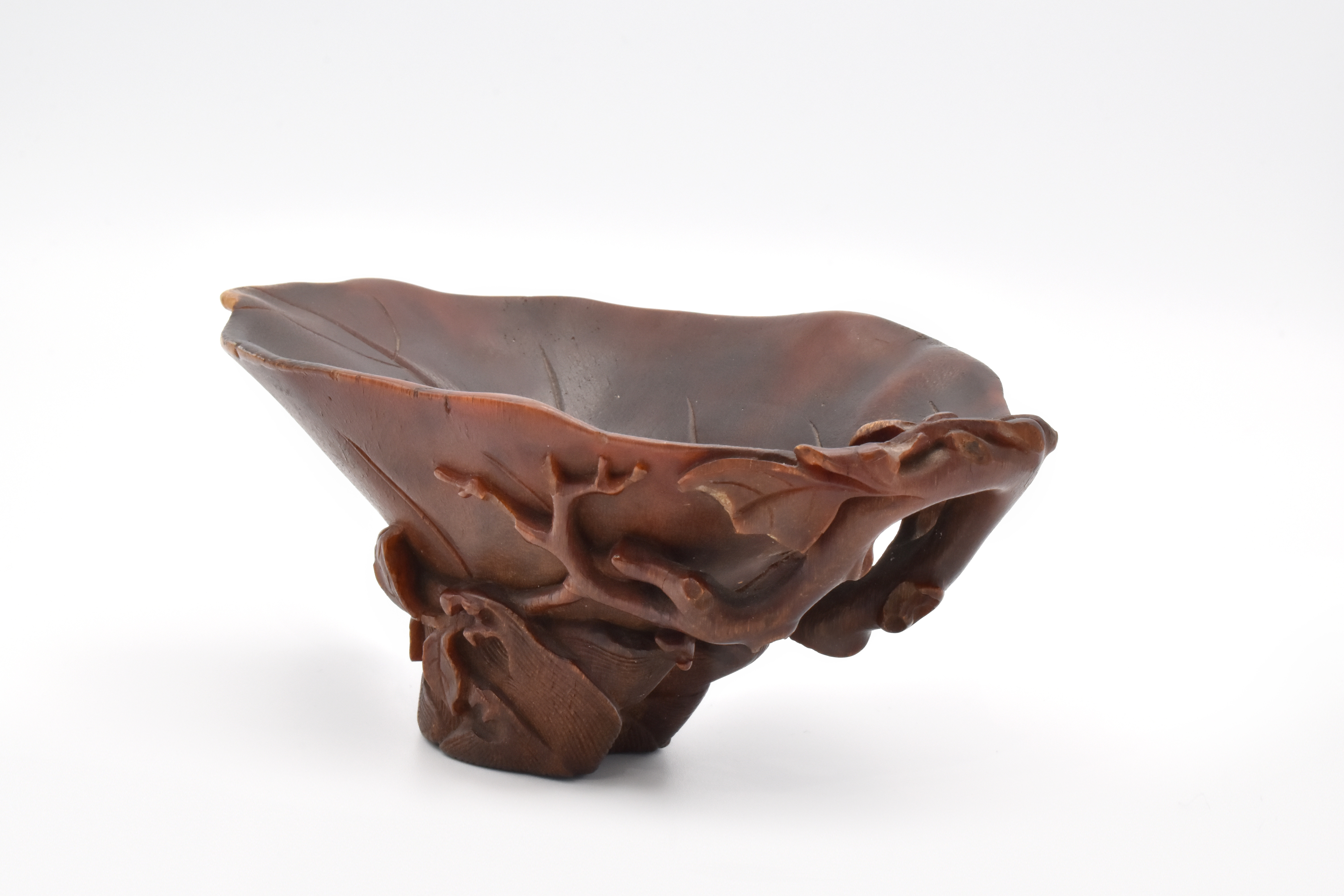 A RARE CHINESE RHINOCEROS HORN ‘CAMELLIA LEAF’ LIBATION CUP, QING DYNASTY, 17TH CENTURY - Image 7 of 30