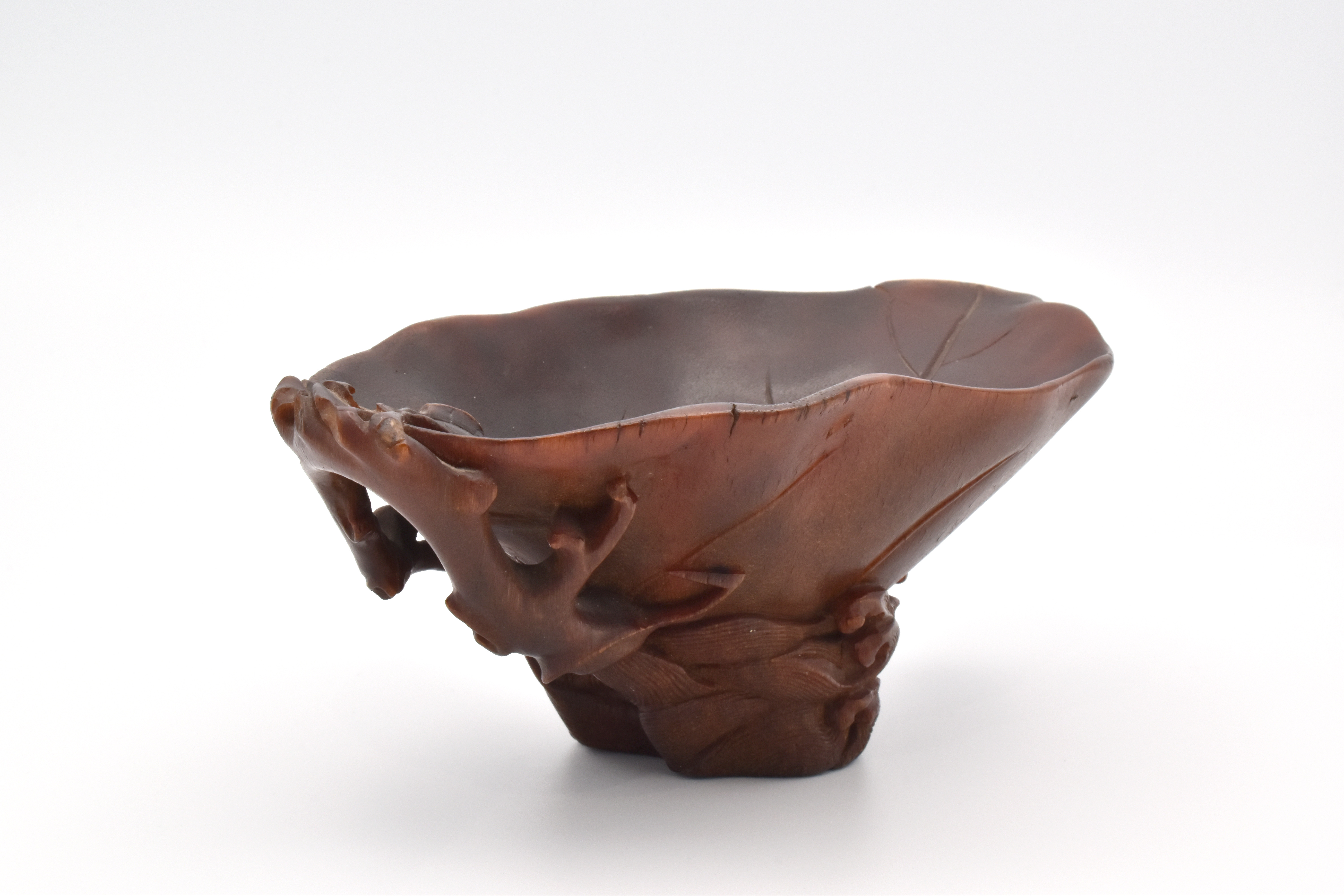 A RARE CHINESE RHINOCEROS HORN ‘CAMELLIA LEAF’ LIBATION CUP, QING DYNASTY, 17TH CENTURY - Image 6 of 30