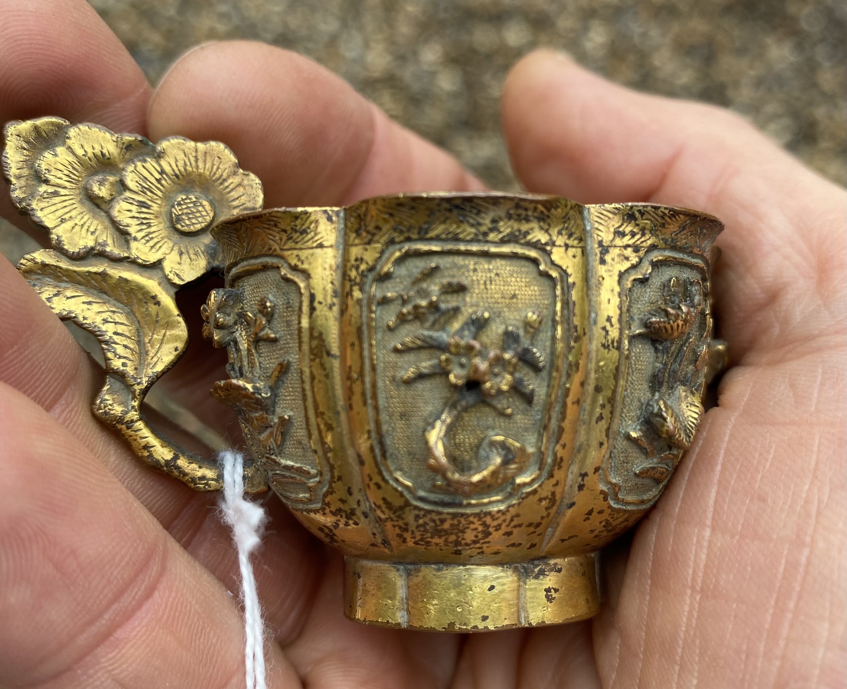 A SMALL CHINESE GILT-BRONZE CUP, QING DYNASTY, 17TH CENTURY - Image 6 of 9
