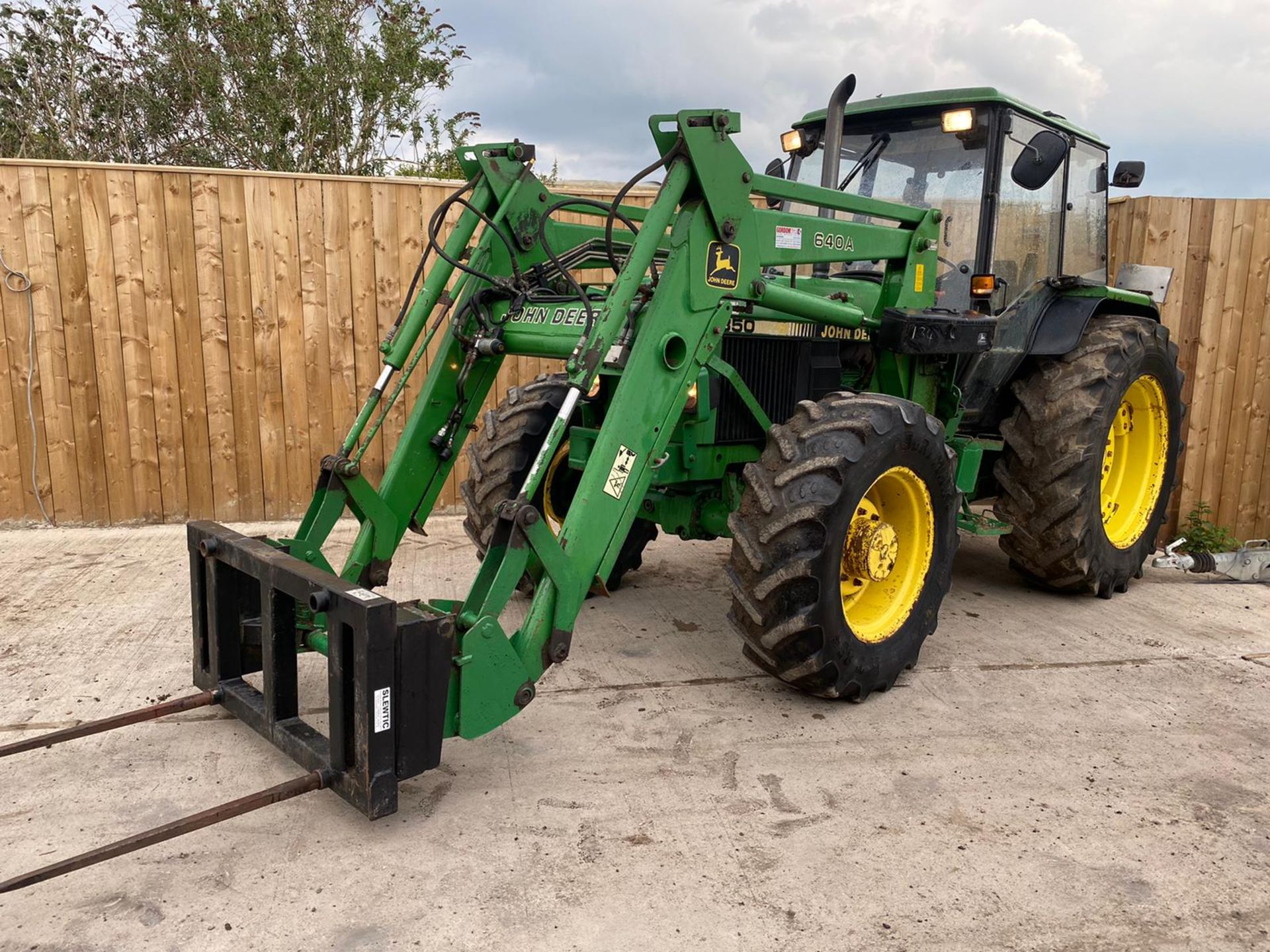 JOHN DEERE 2850 4WD LOADER TRACTOR LOCATION NORTH YORKSHIRE - Image 6 of 10