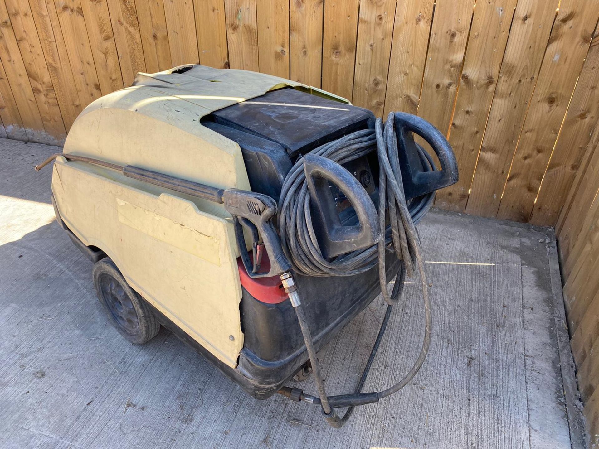 KARCHER HDS655 DIESEL PRESSURE WASHER 240V LOCATION NORTH YORKSHIRE - Image 2 of 3