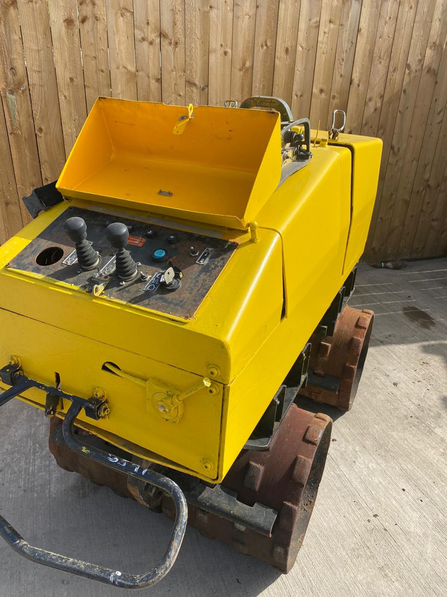 JCB VIBROMAX REMOTE CONTROL TRENCG ROLLER LOCATION NORTH YORKSHIRE - Image 3 of 6