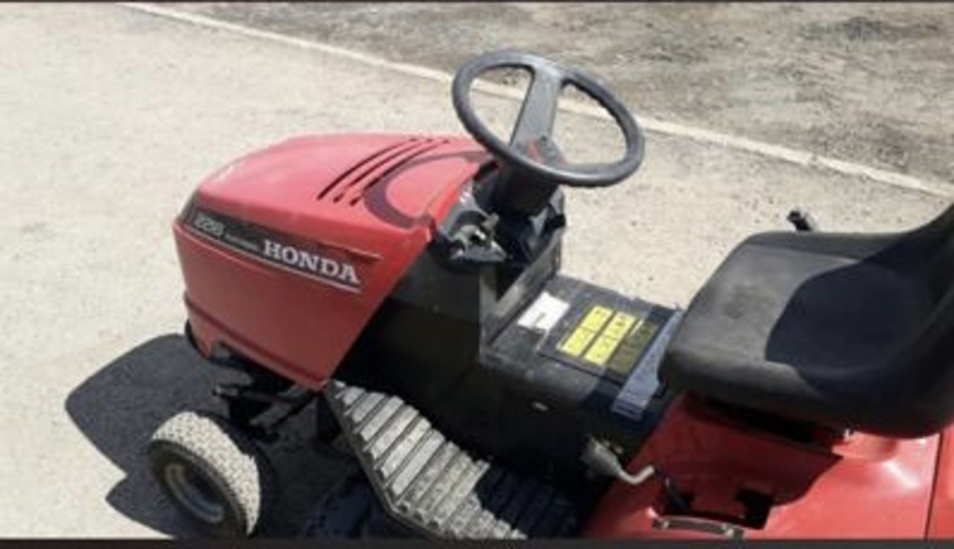 HONDA 2218 HYDRO PETROL RIDE ON MOWER LOCATION N IRELAND - Image 13 of 13