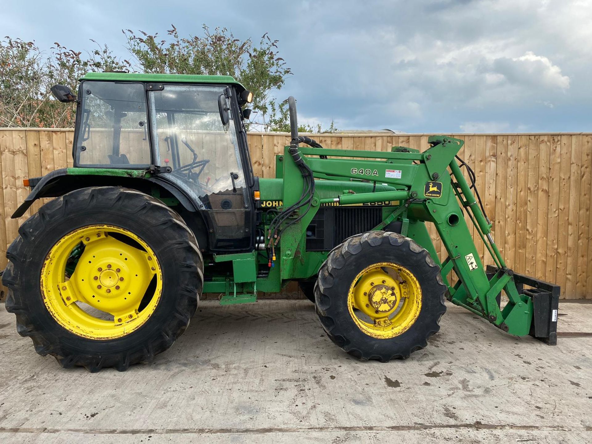 JOHN DEERE 2850 4WD LOADER TRACTOR LOCATION NORTH YORKSHIRE - Image 5 of 7