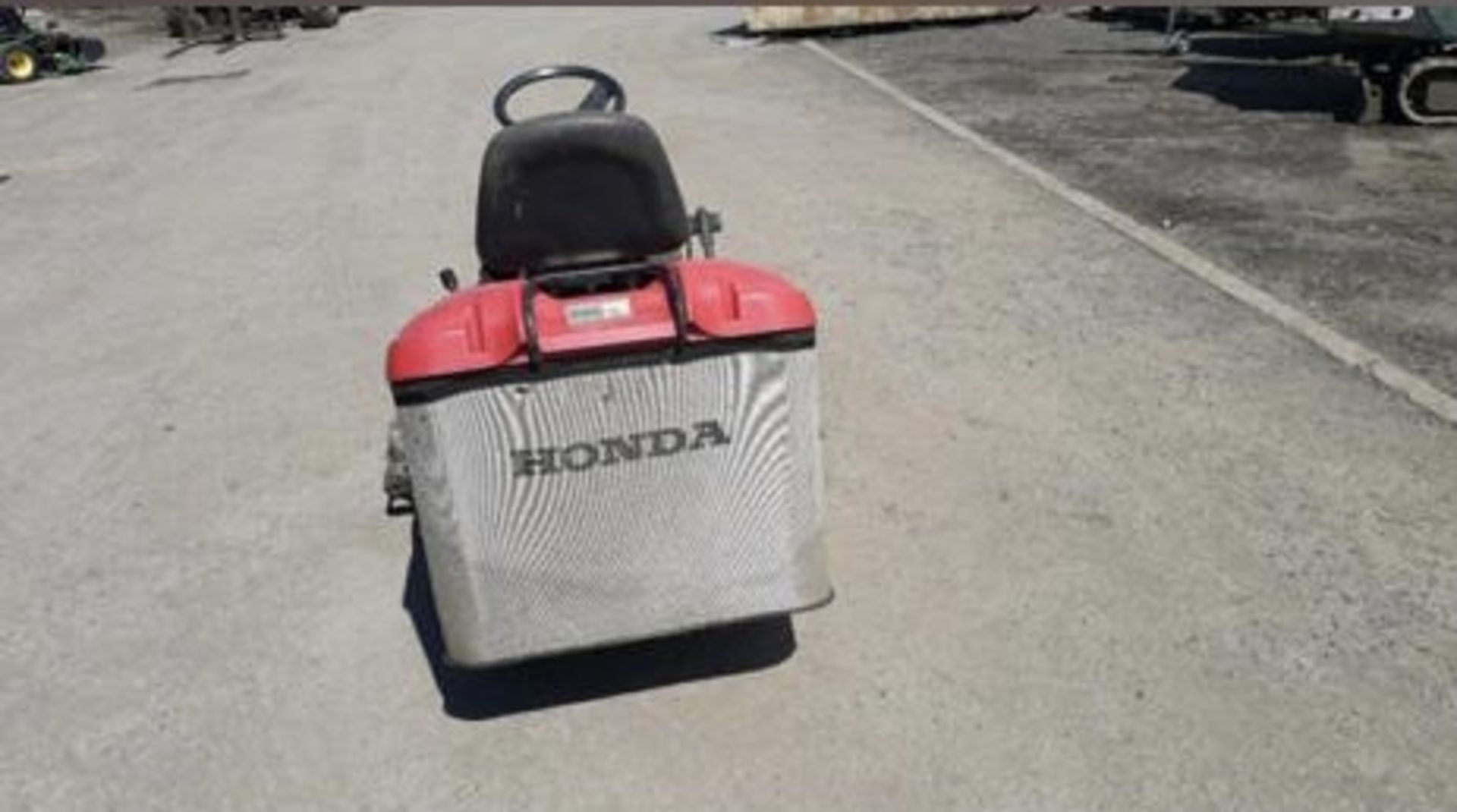 HONDA 2218 HYDRO PETROL RIDE ON MOWER LOCATION N IRELAND - Image 12 of 13