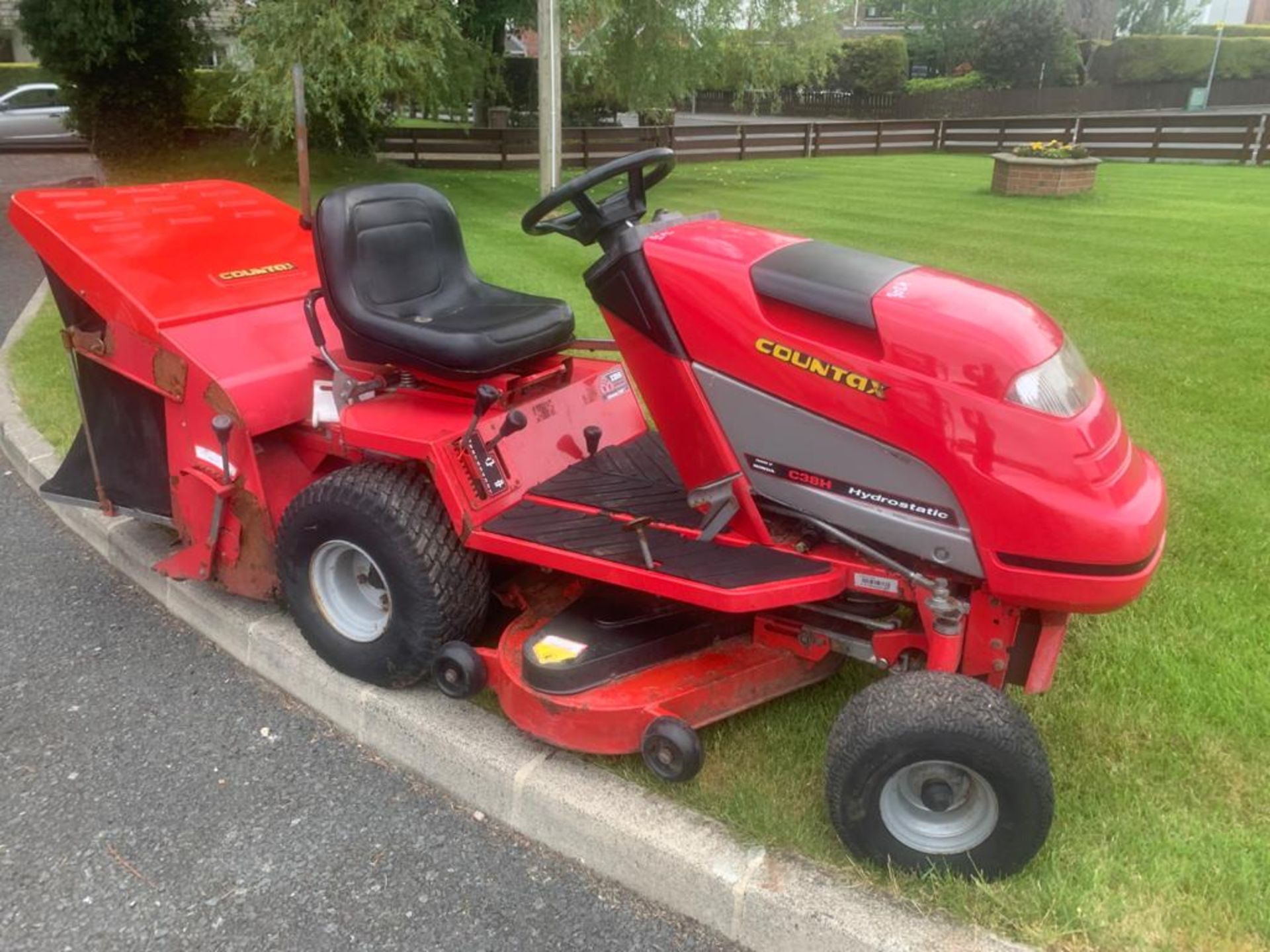 COUNTAX C38 RIDE ON MOWER LOCATION N IRELAND - Image 5 of 6