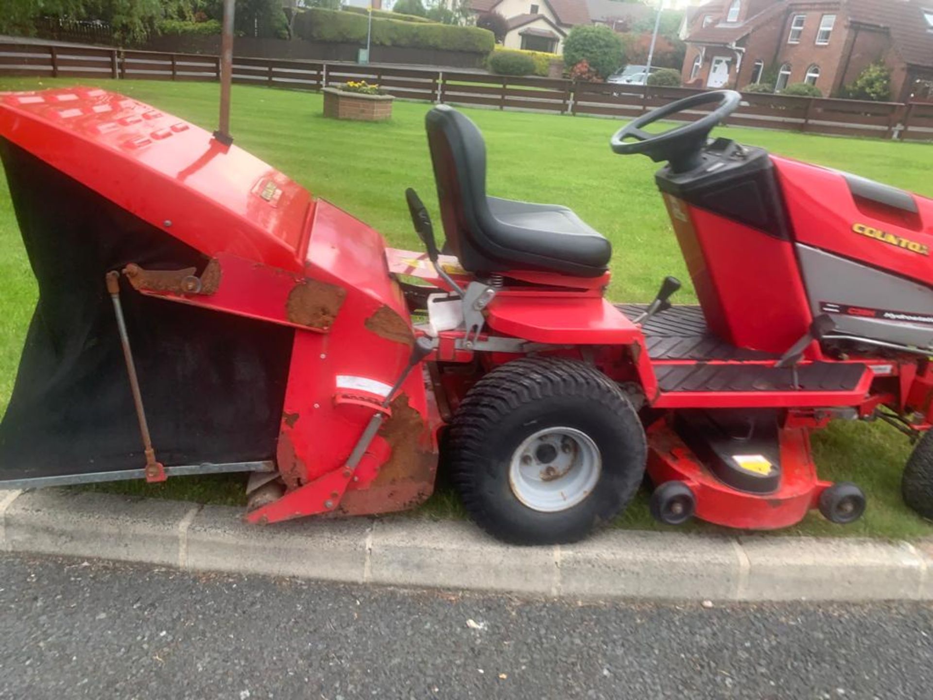 COUNTAX C38 RIDE ON MOWER LOCATION N IRELAND - Image 3 of 6