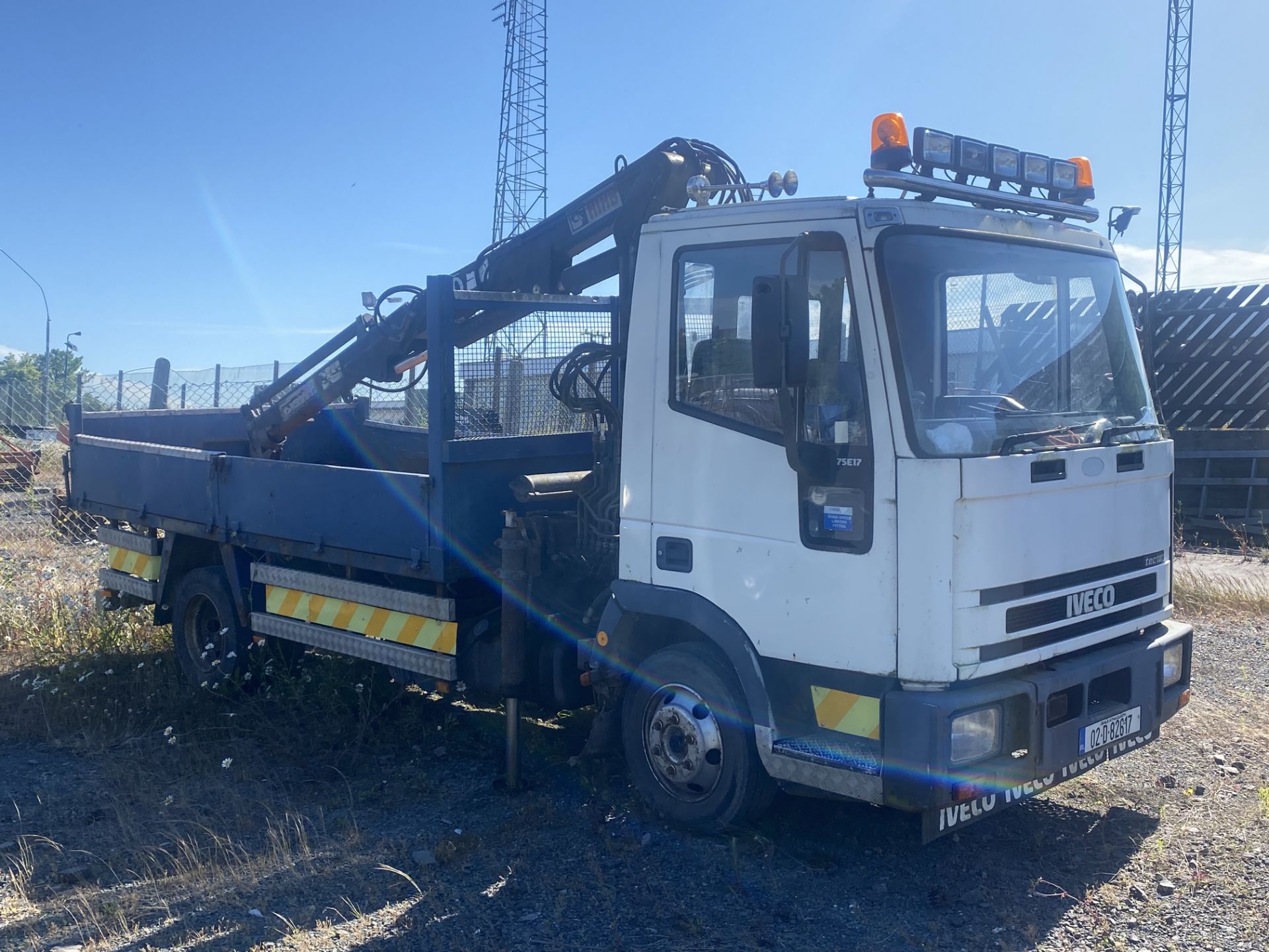 IVECO TECTOR 75E17 TIPPER LORRY With 050 Hiab Knuckleboom Crane LOCATION Co.Down N.Ireland - Image 2 of 7